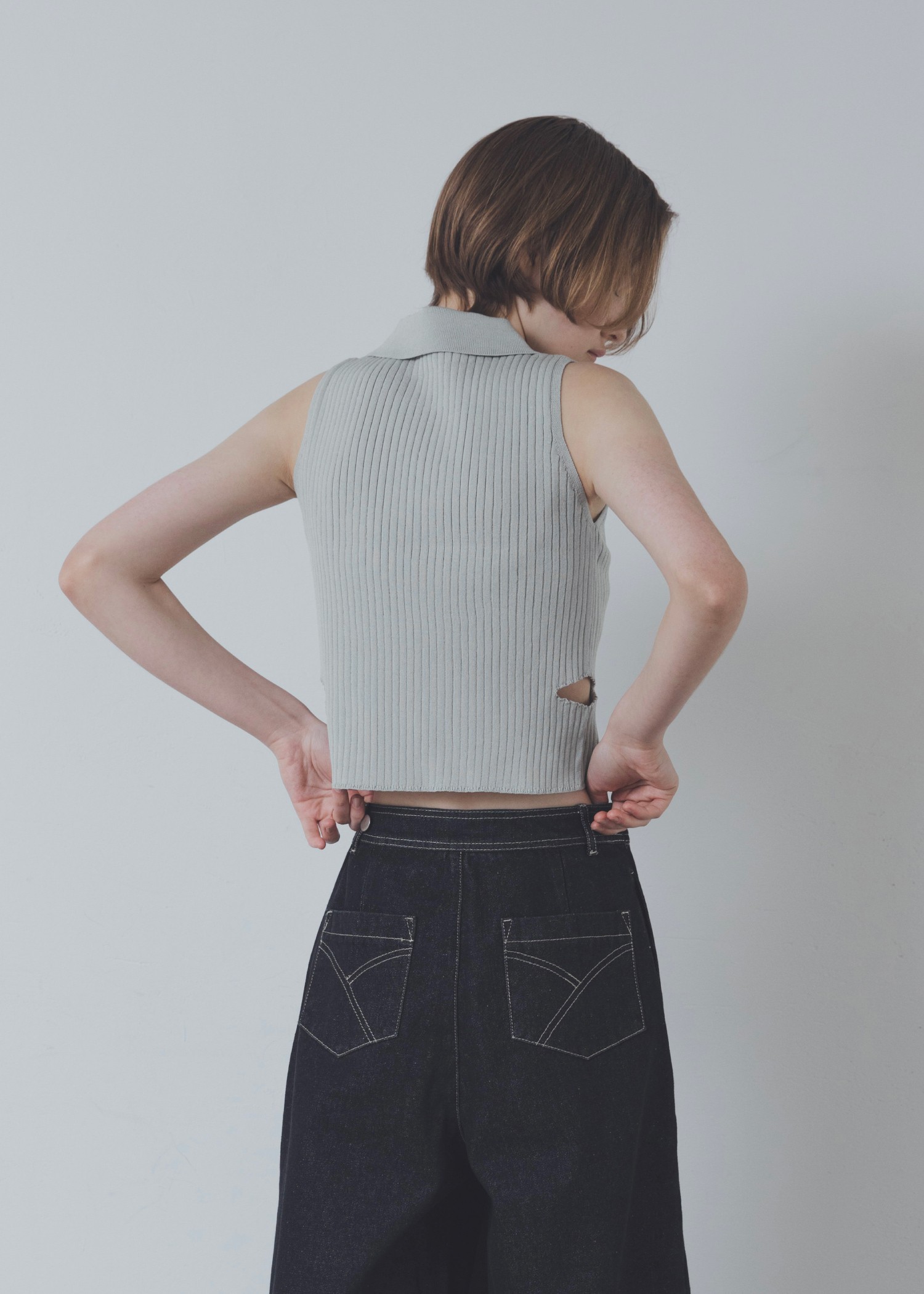 side notch no sleeve collar knit