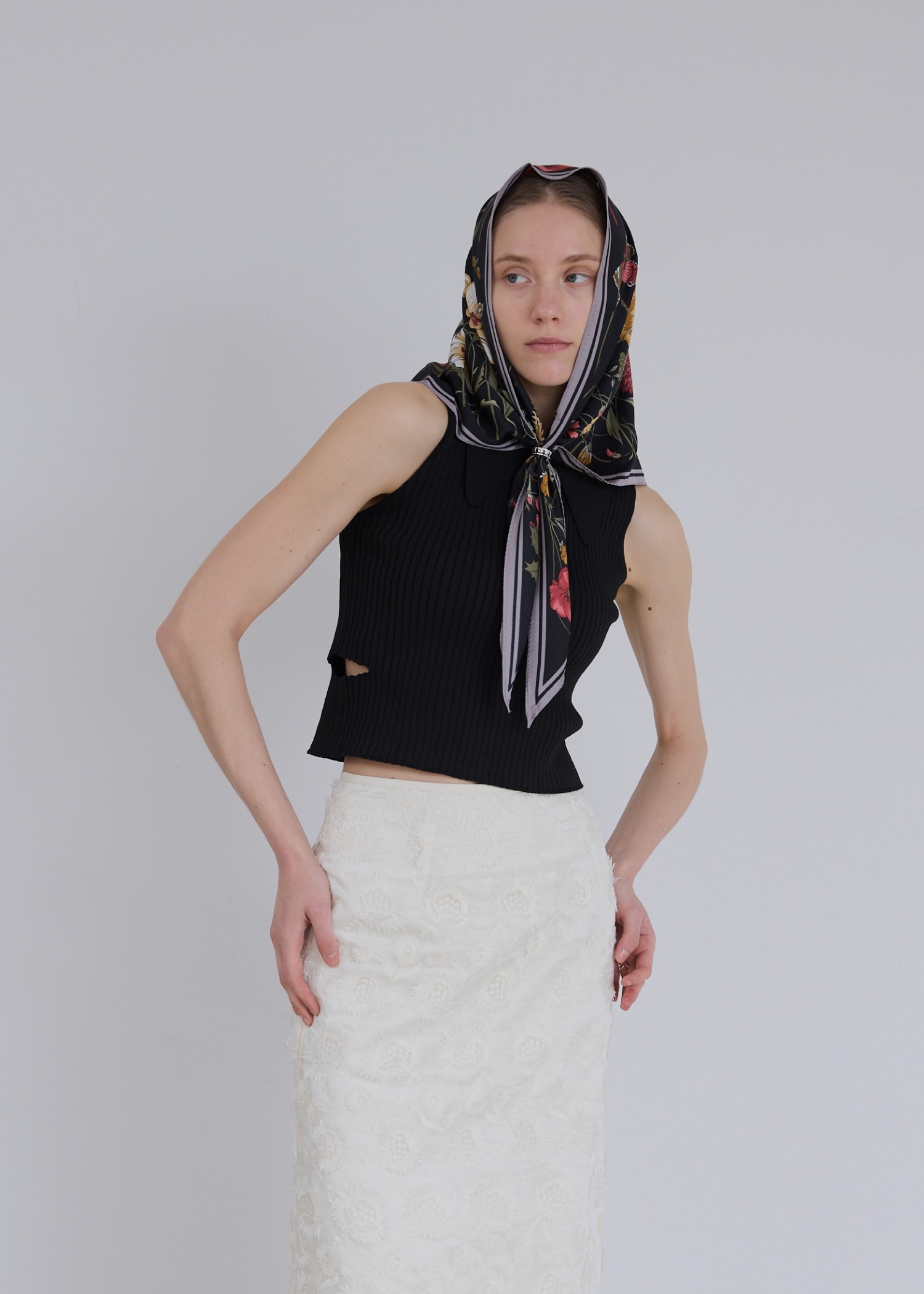 side notch no sleeve collar knit