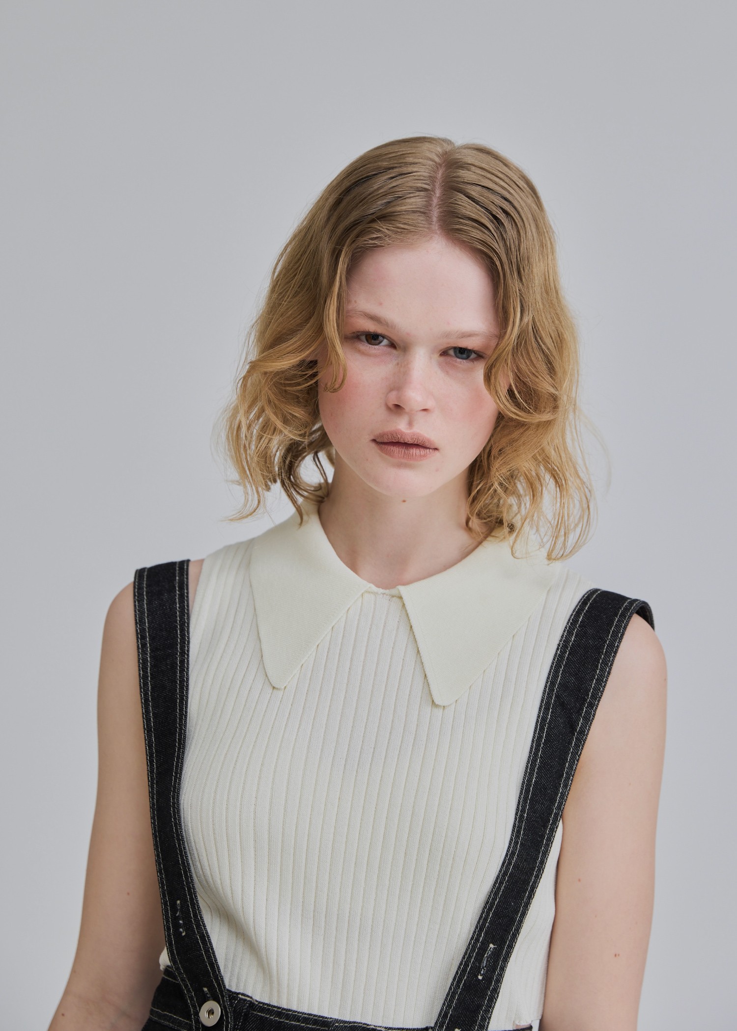 side notch no sleeve collar knit