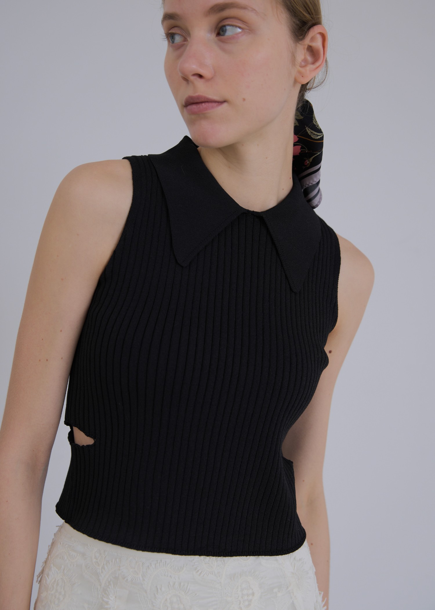 side notch no sleeve collar knit