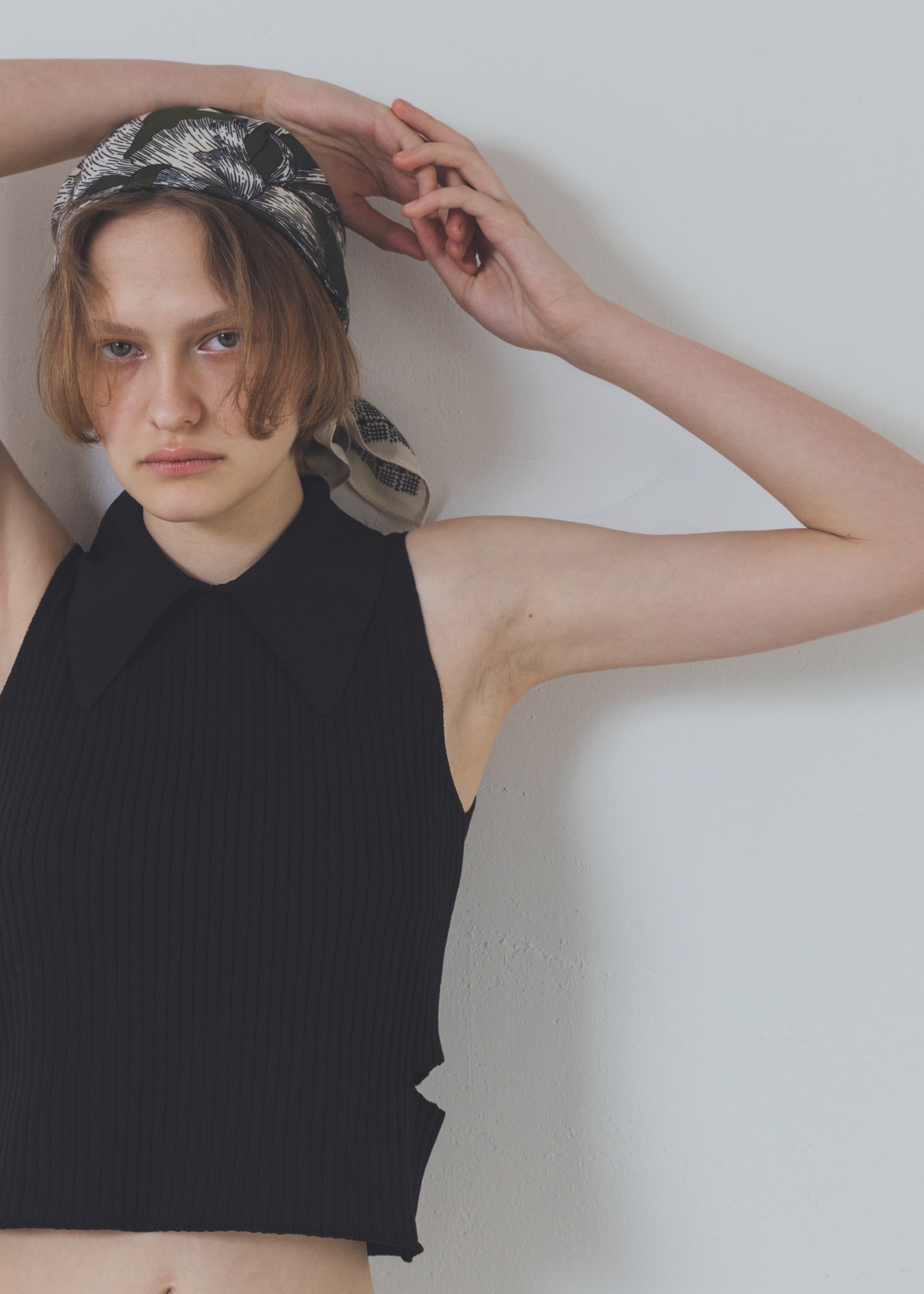 side notch no sleeve collar knit