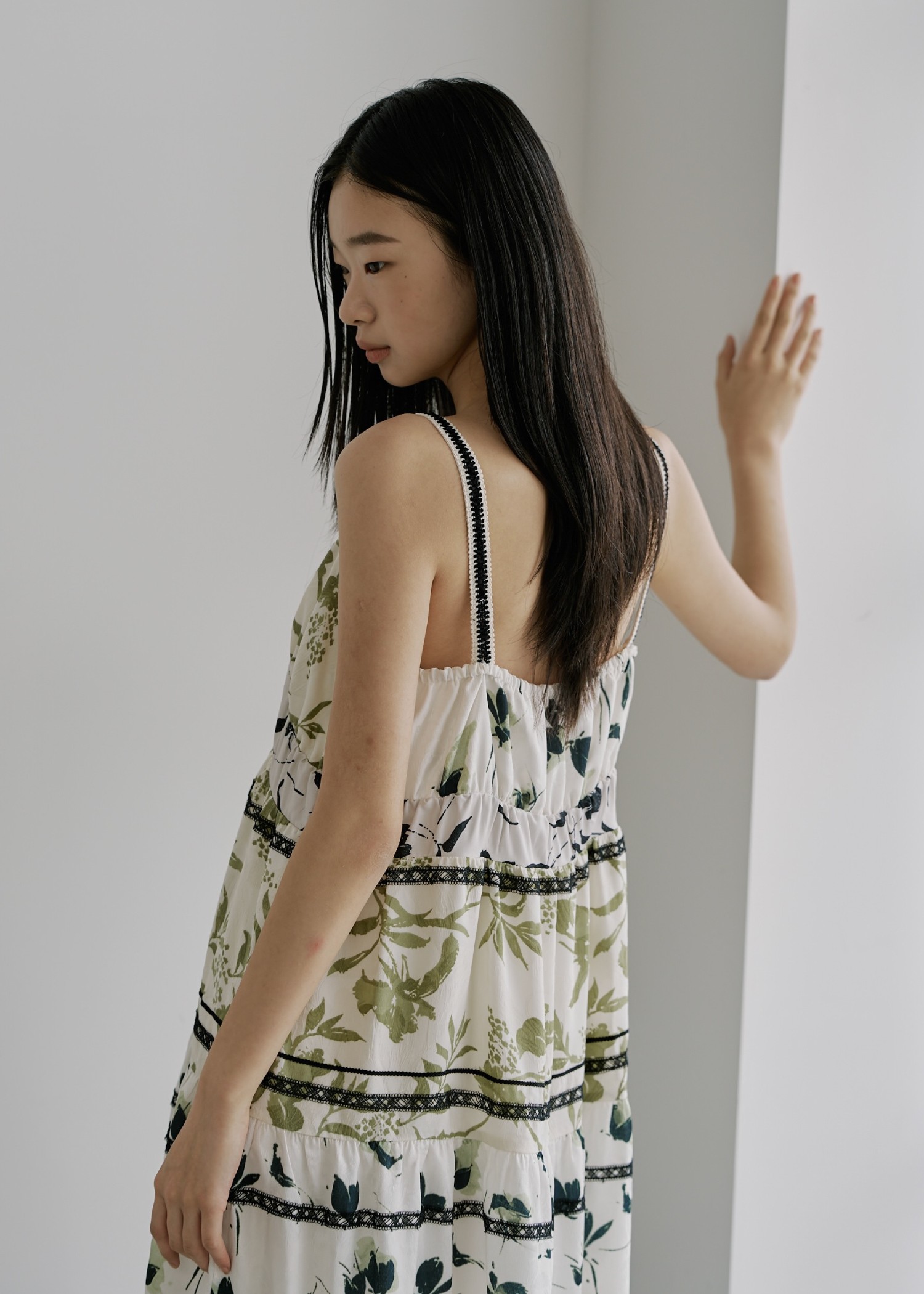 値下げ‼️試着のみ。willfullyのワンピース セール】asymmetry shirring gather no sleeve OP（ワンピース