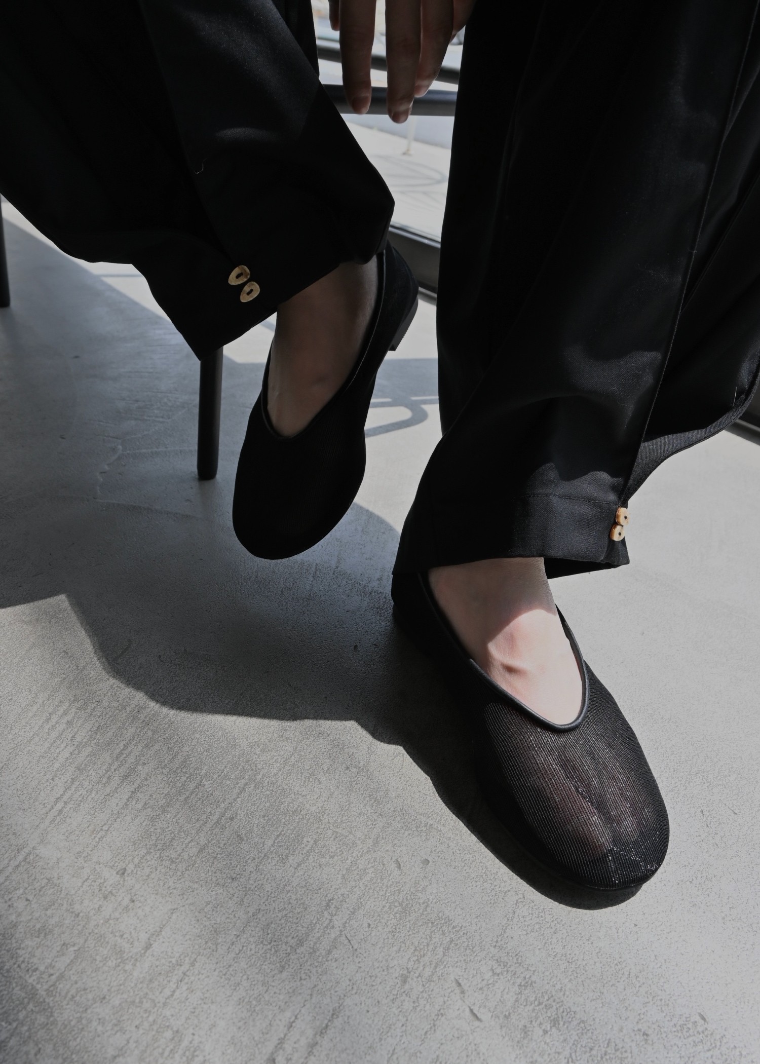 round toe mesh pumps