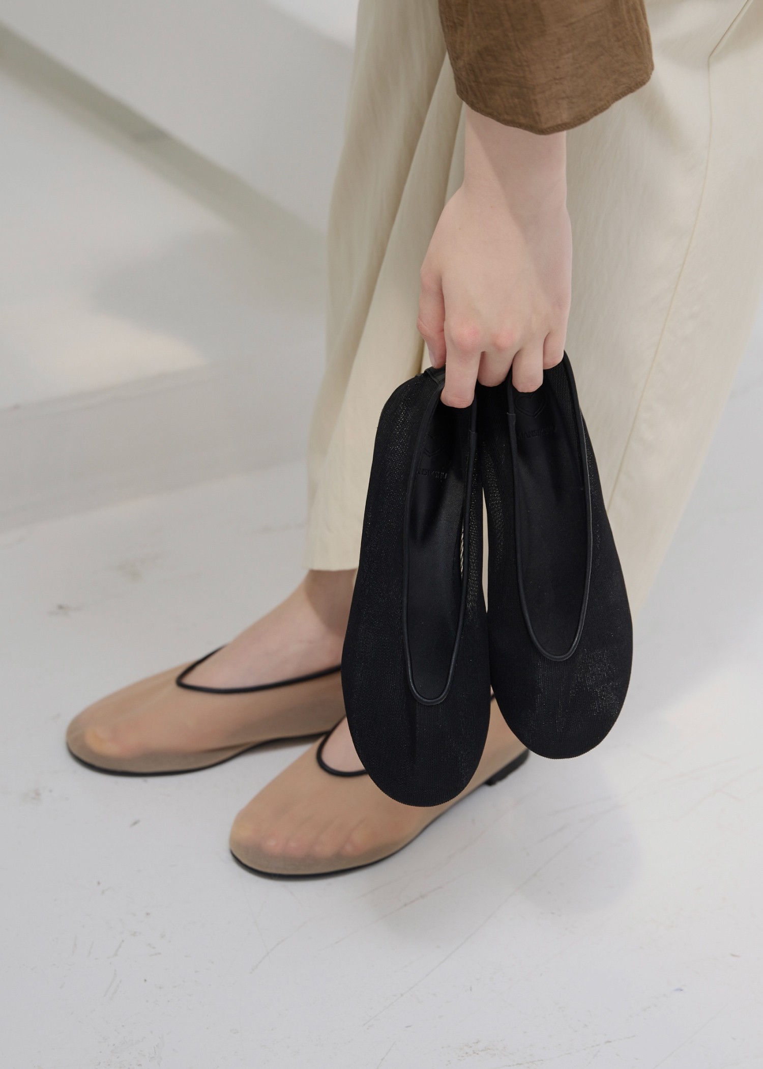 round toe mesh pumps