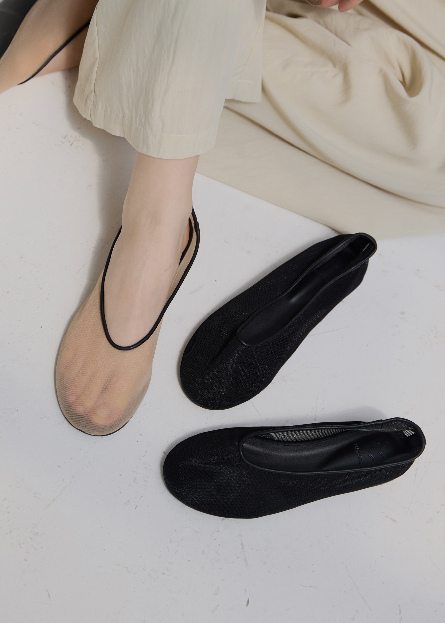 round toe mesh pumps