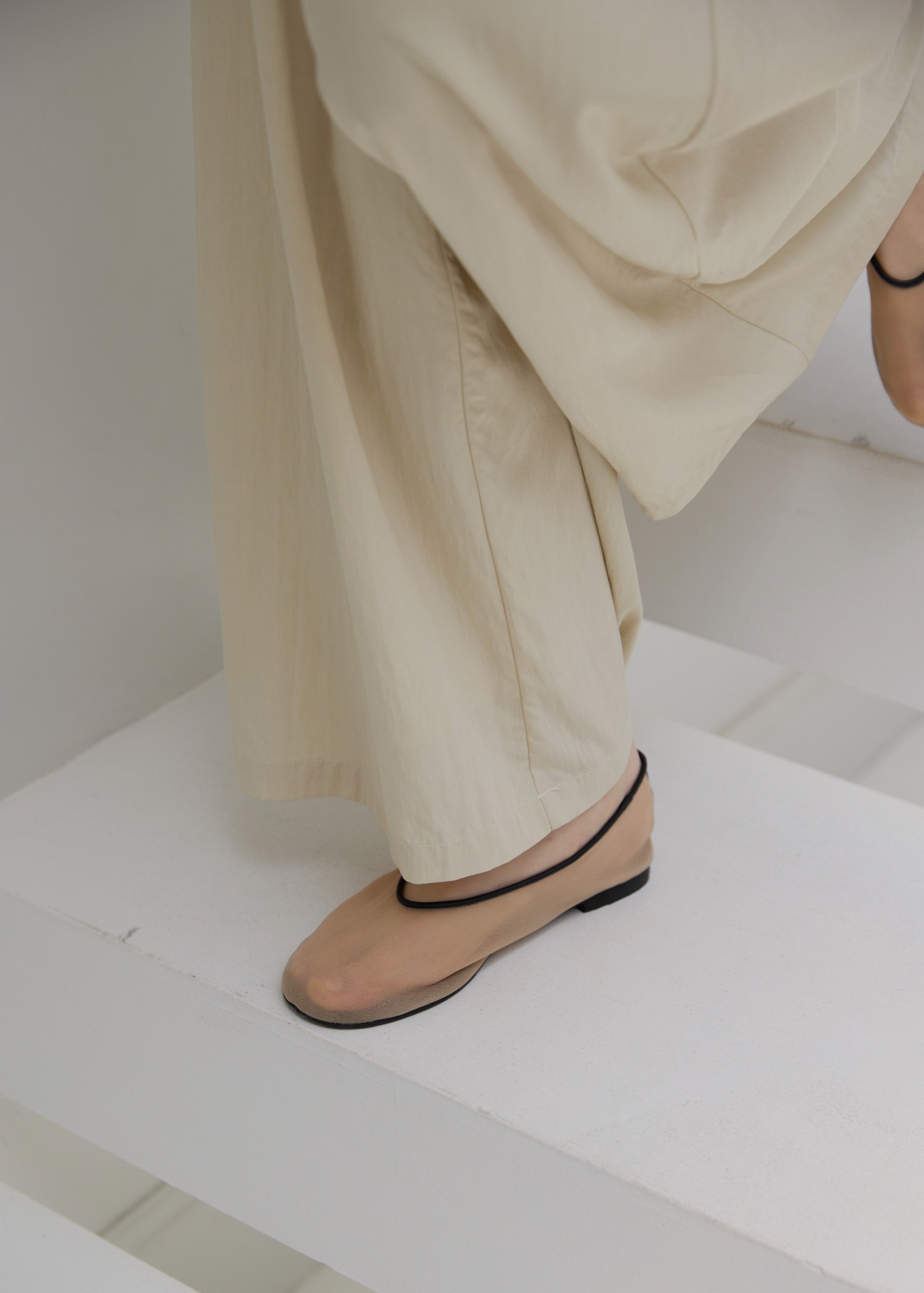 round toe mesh pumps