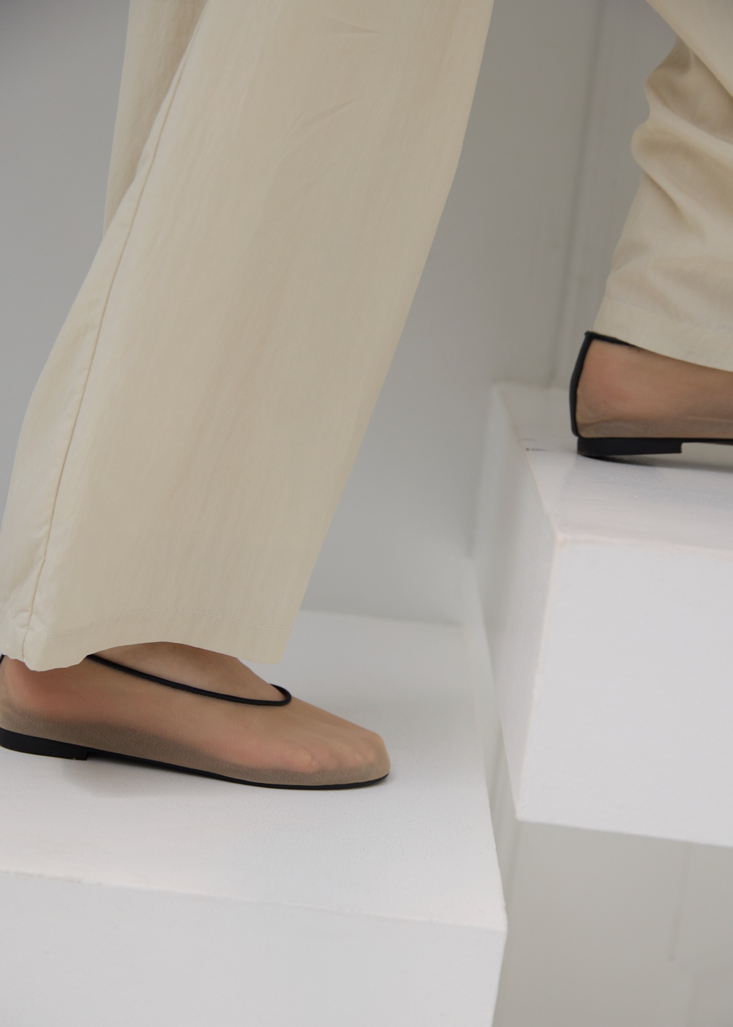 round toe mesh pumps