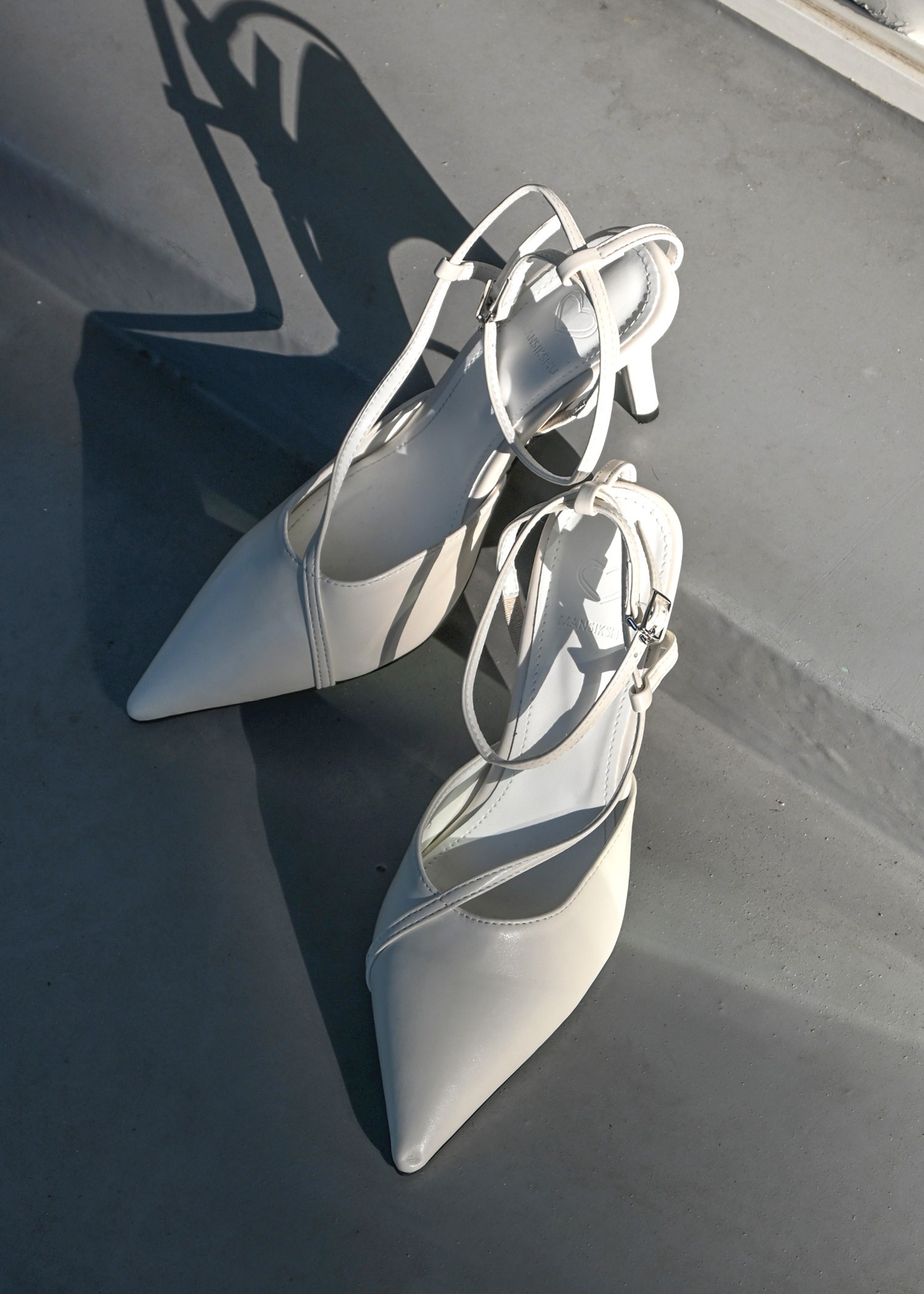 strap pointed toe pumps