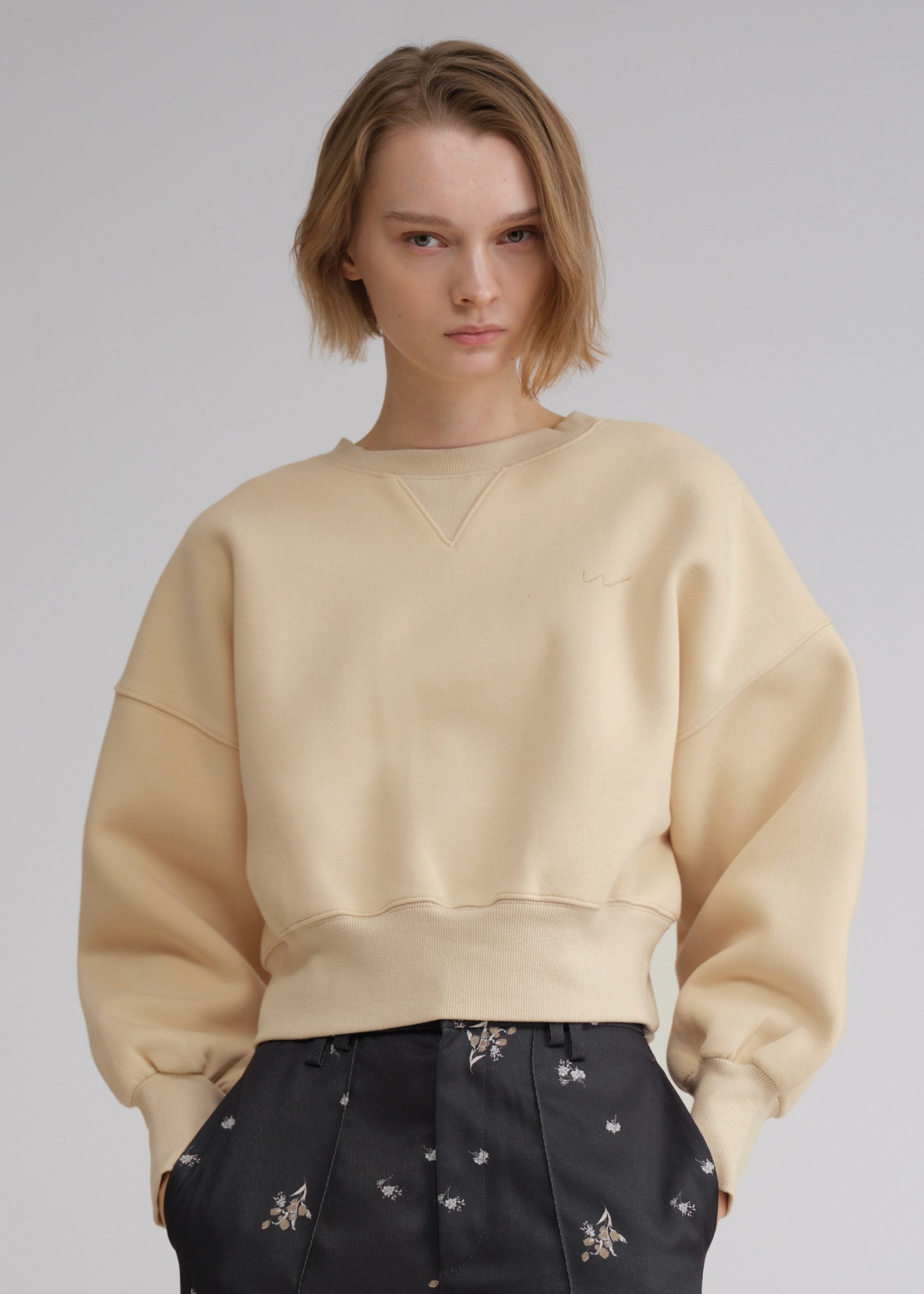 one point embroidery stud sweat tops