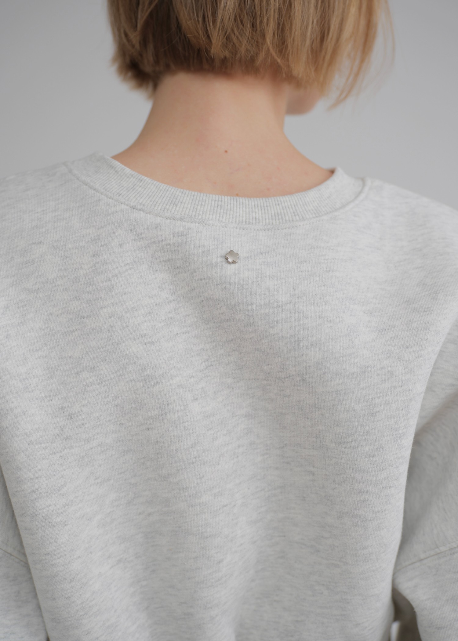 one point embroidery stud sweat tops