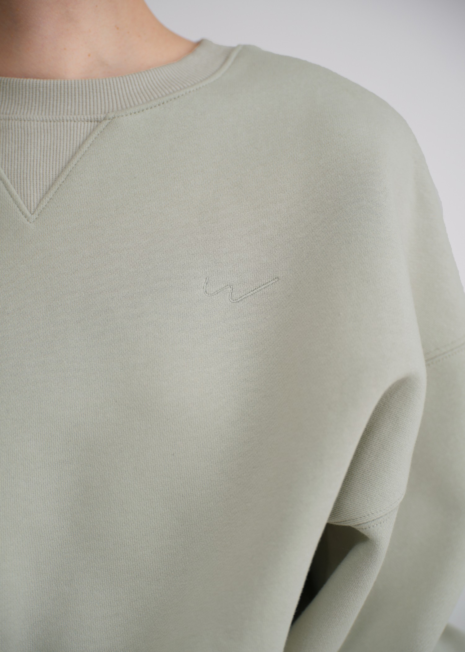 one point embroidery stud sweat tops