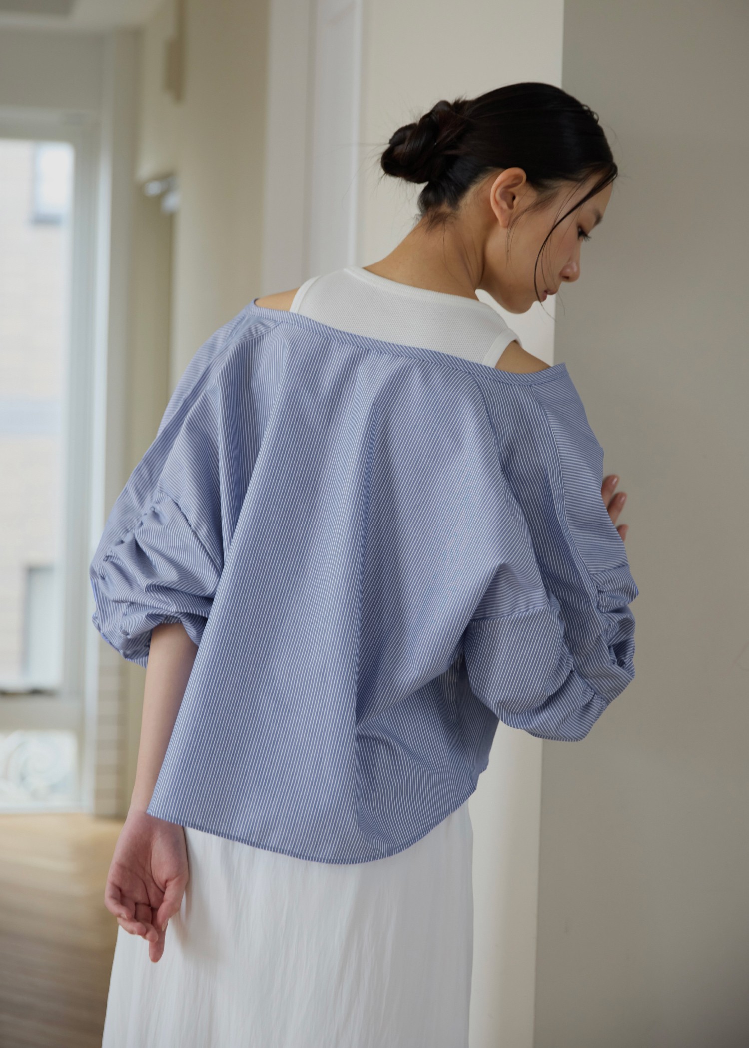 volume gather sleeve v neck BL