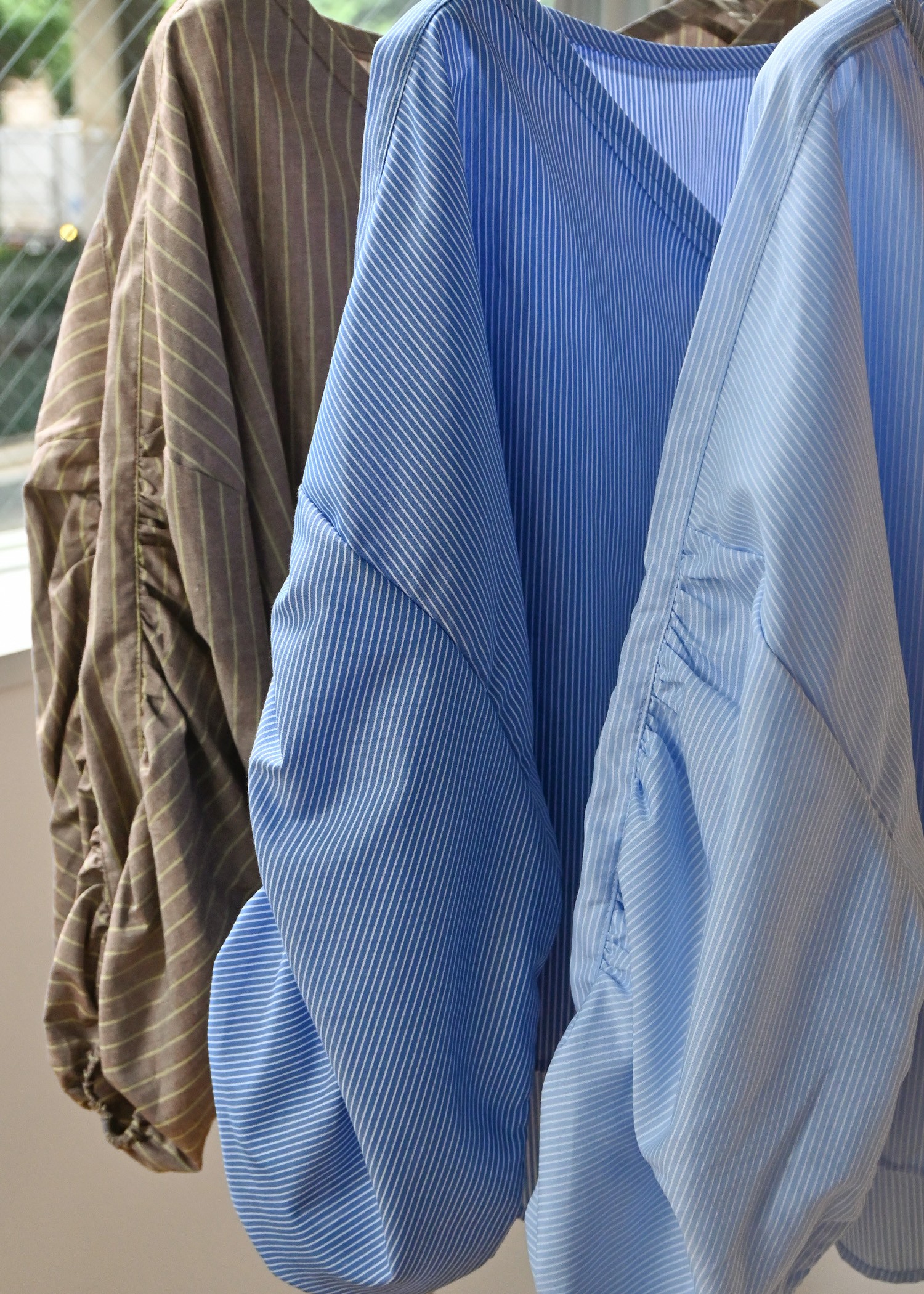 volume gather sleeve v neck BL