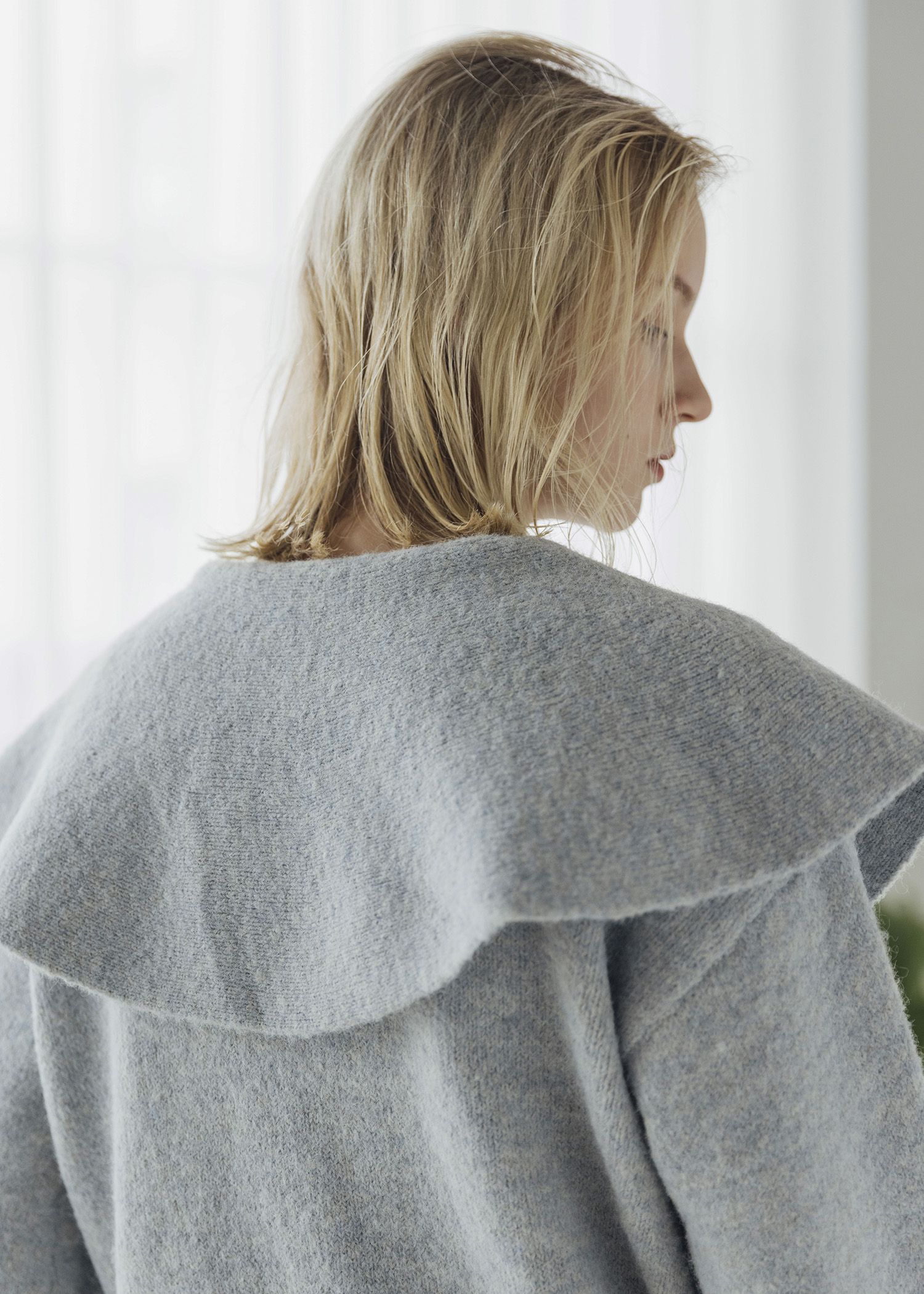 overlay big collar volume sleeve knit