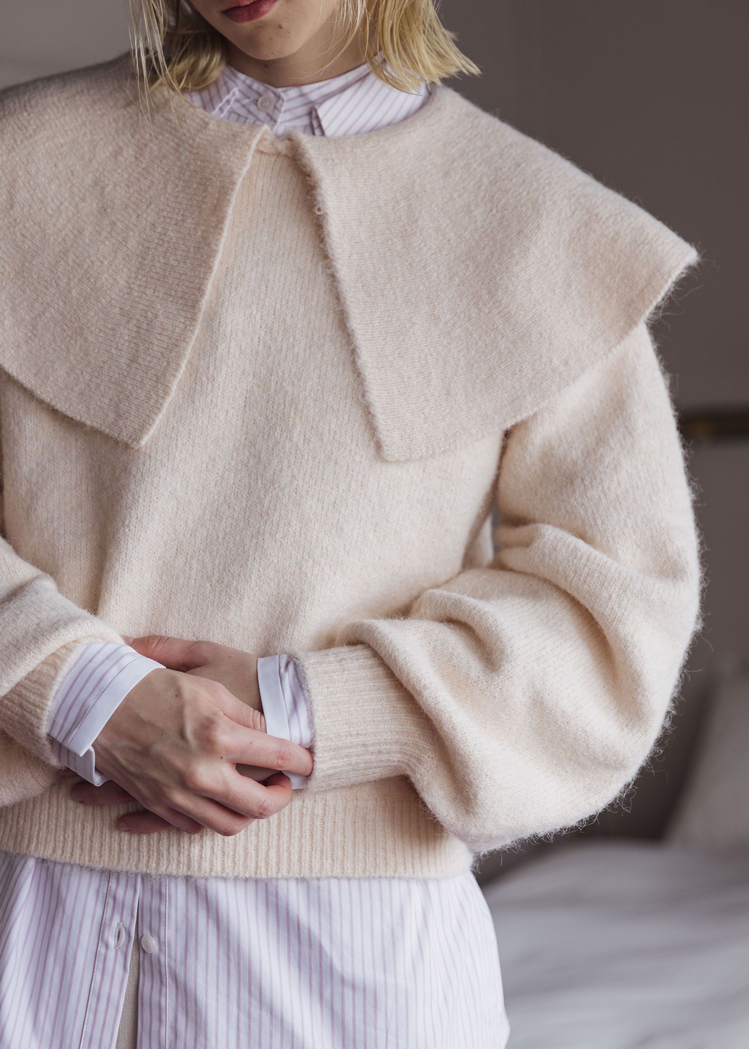 overlay big collar volume sleeve knit