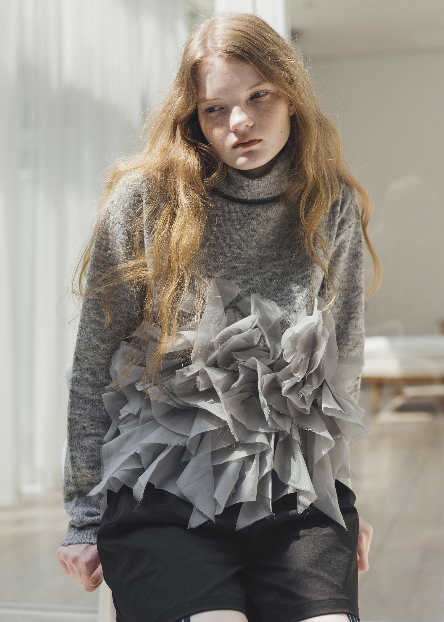 gradation frill bottleneck knit