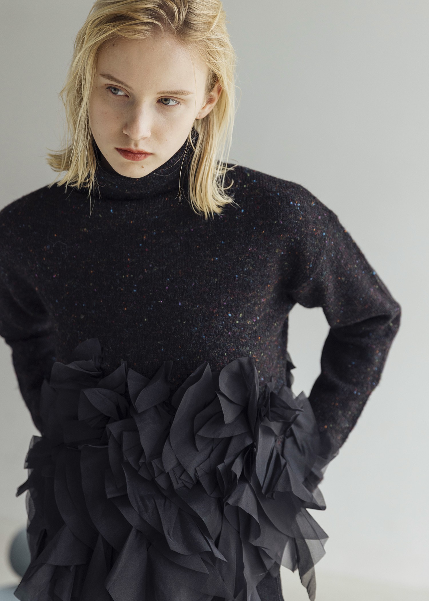 gradation frill bottleneck knit