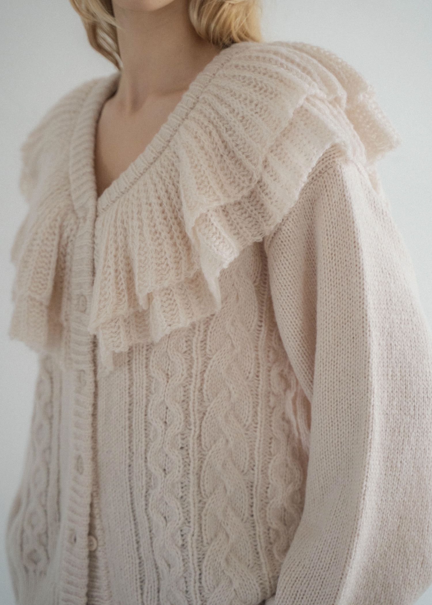 WILLFULLY shoulder frill cable ニットカーディガン WILLFULLY official web store（ウィルフリーコウシキツウハン）商品