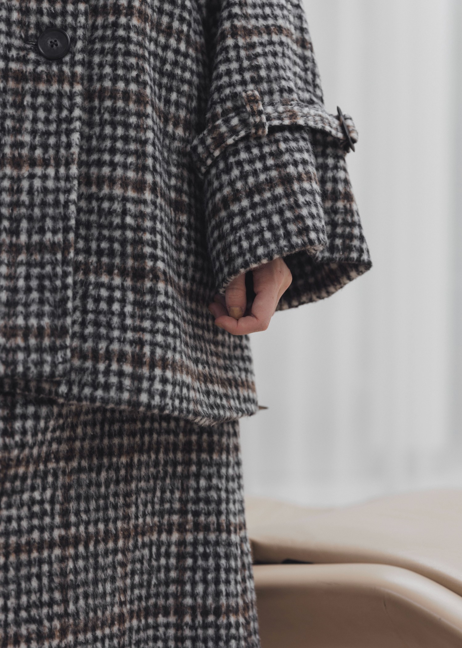 middle shaggy volume sleeve trench coat