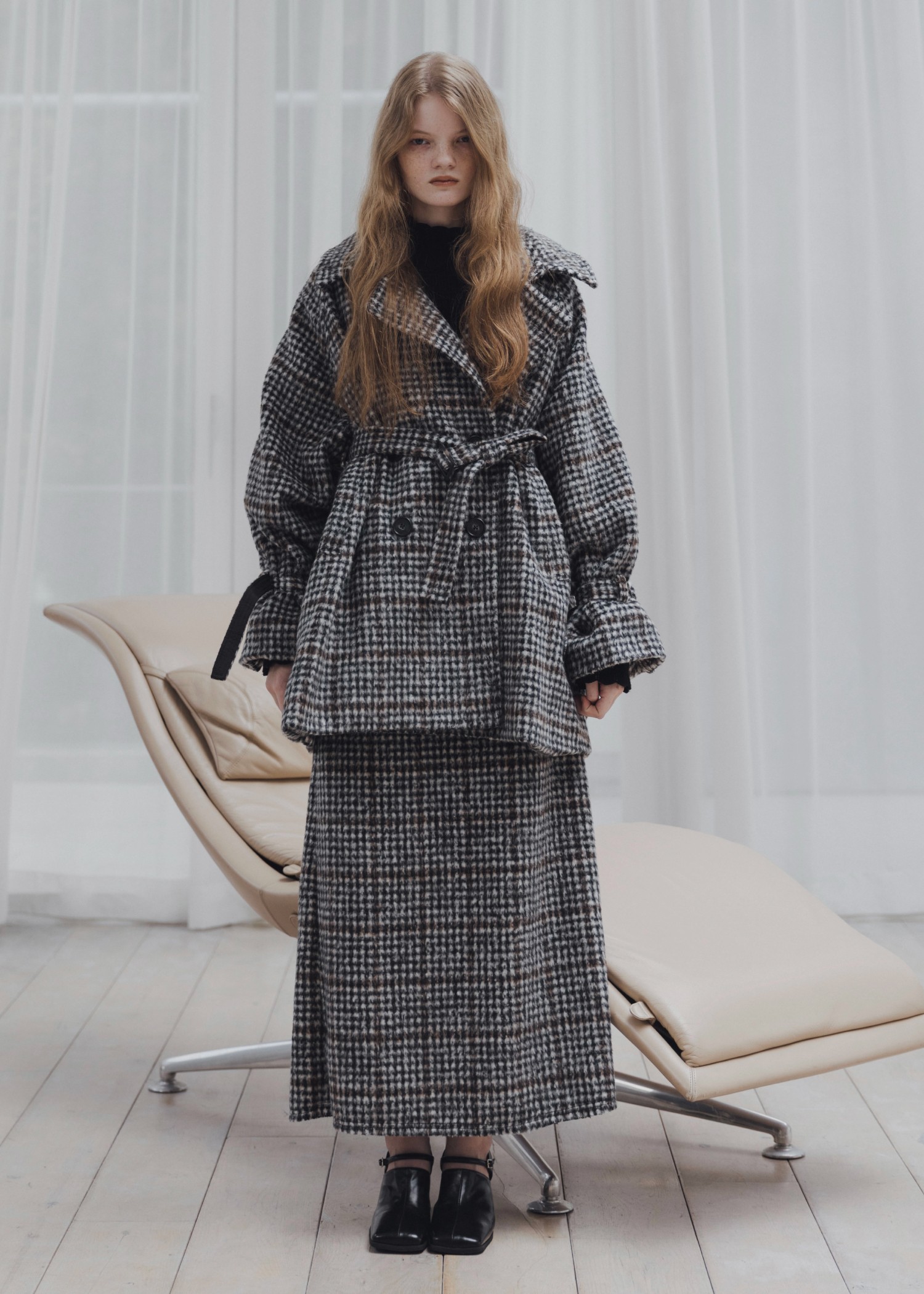 middle shaggy volume sleeve trench coat