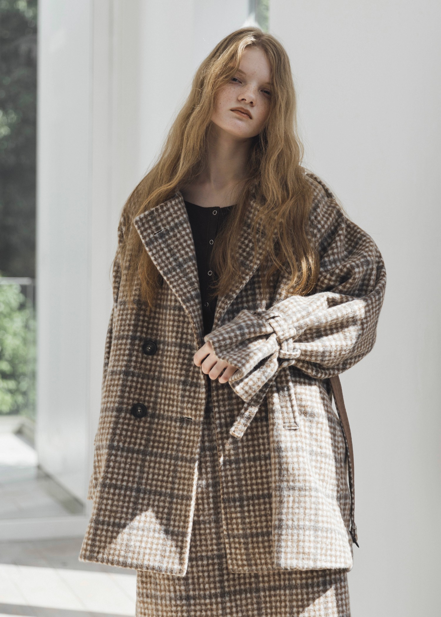 middle shaggy volume sleeve trench coat