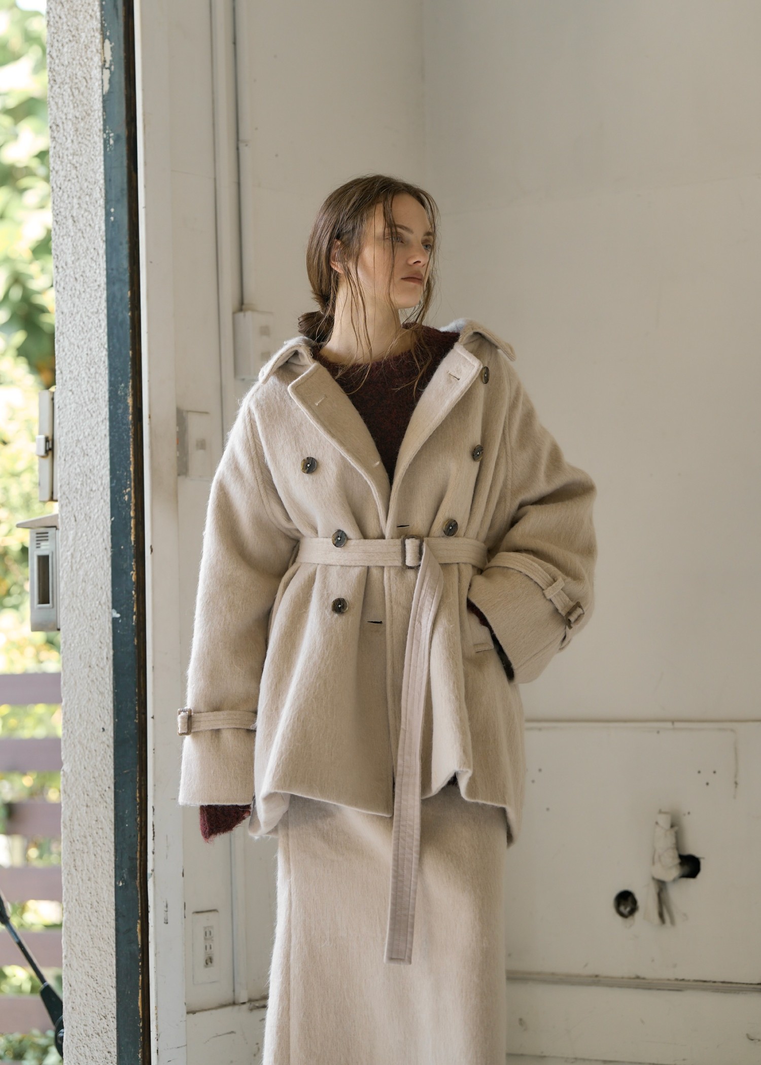 middle shaggy volume sleeve trench coat