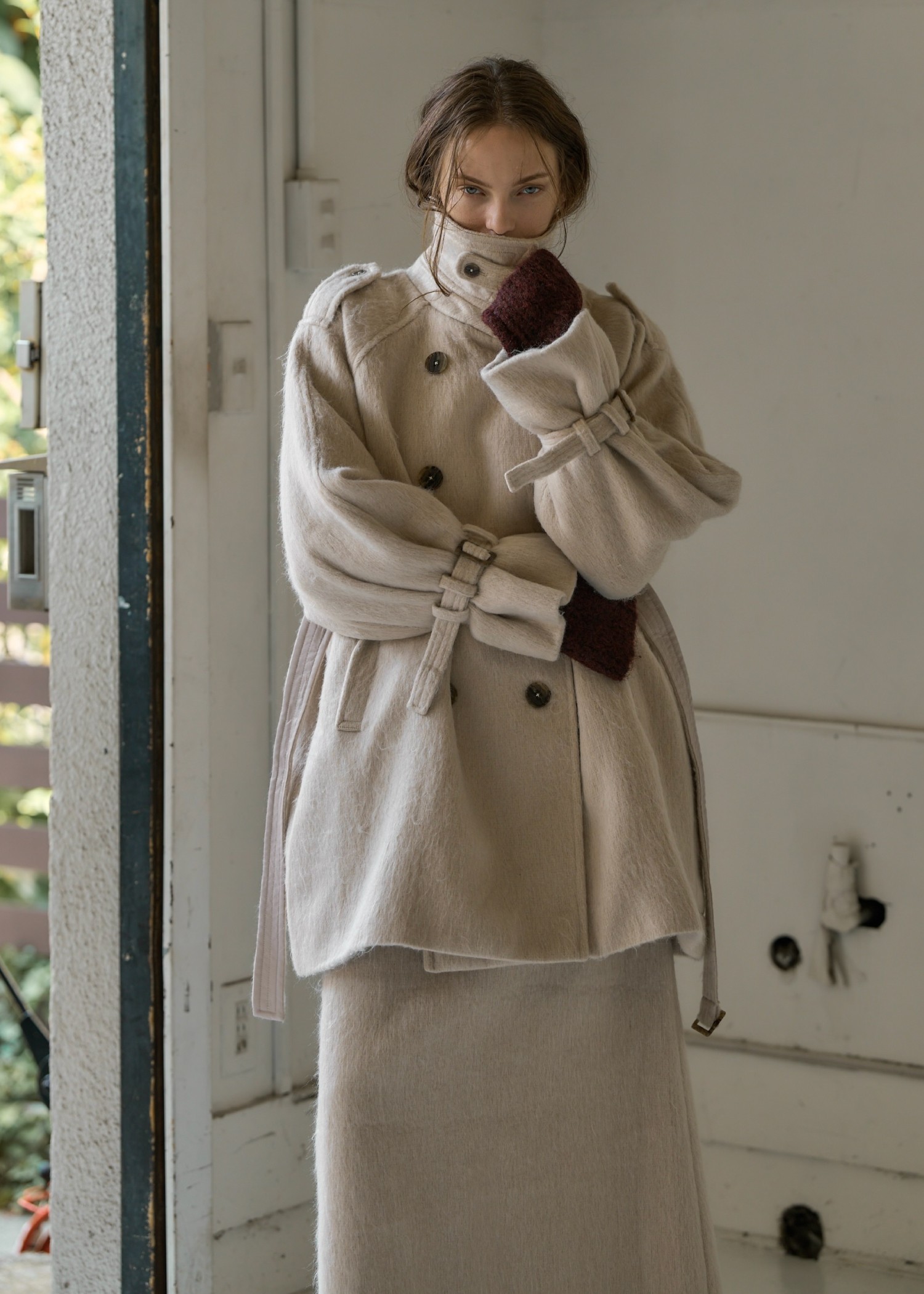 middle shaggy volume sleeve trench coat