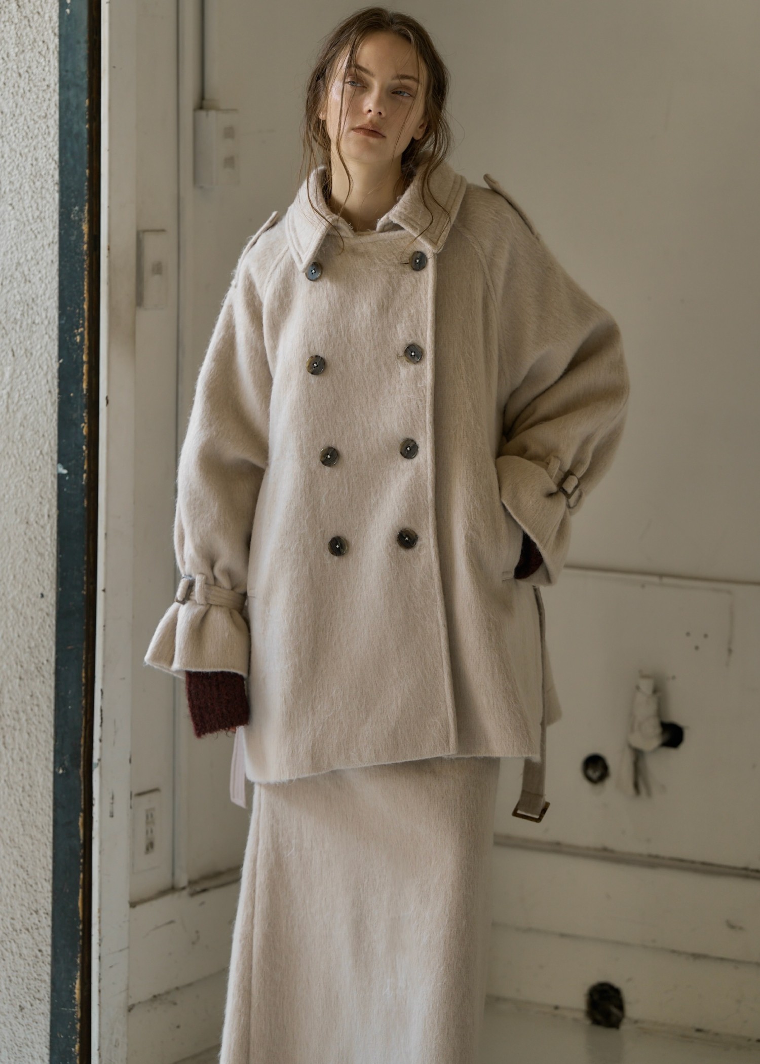 middle shaggy volume sleeve trench coat