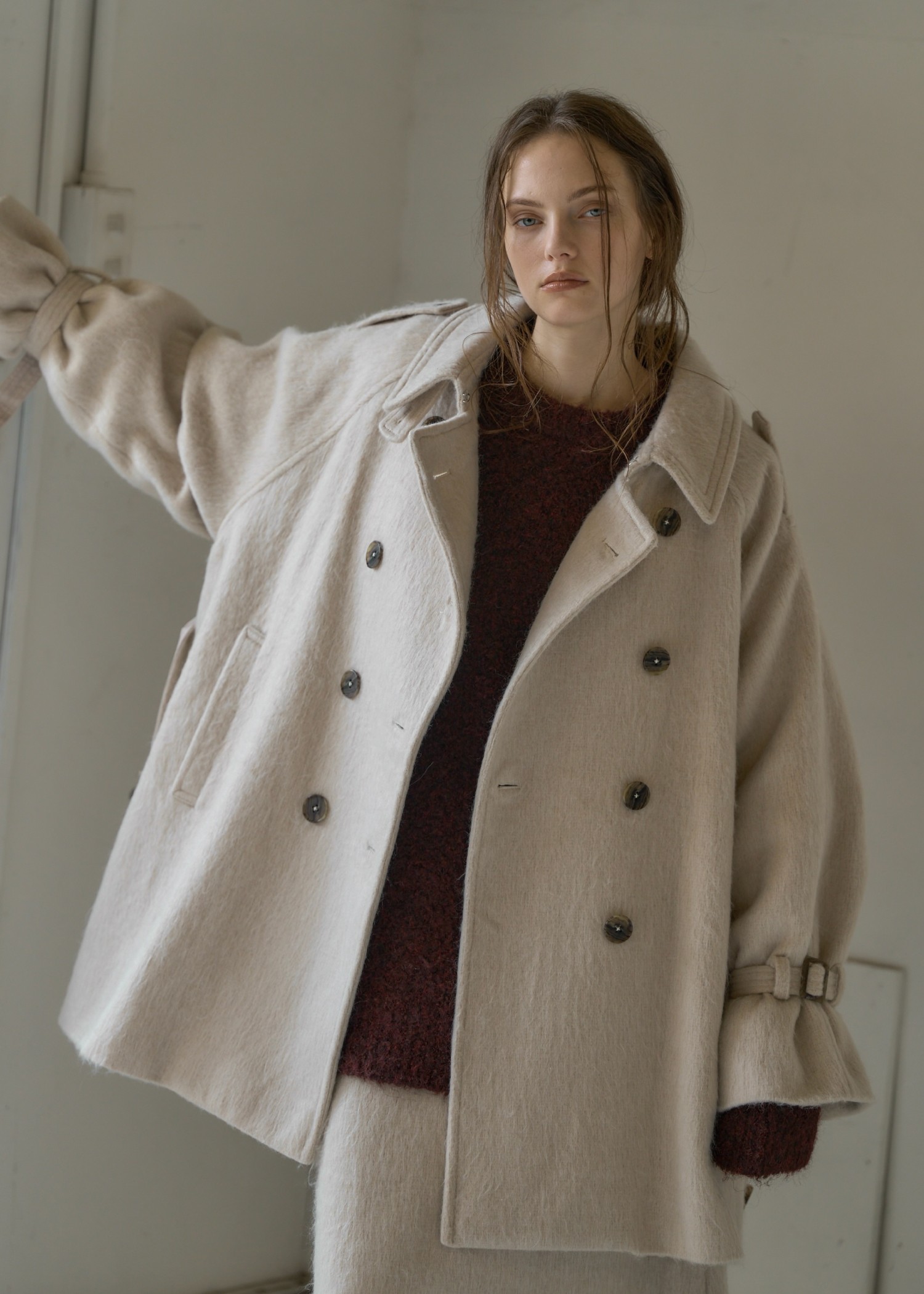 middle shaggy volume sleeve trench coat