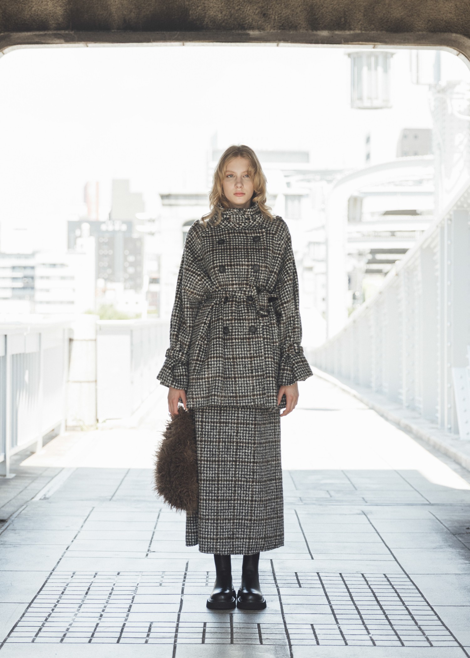 middle shaggy volume sleeve trench coat