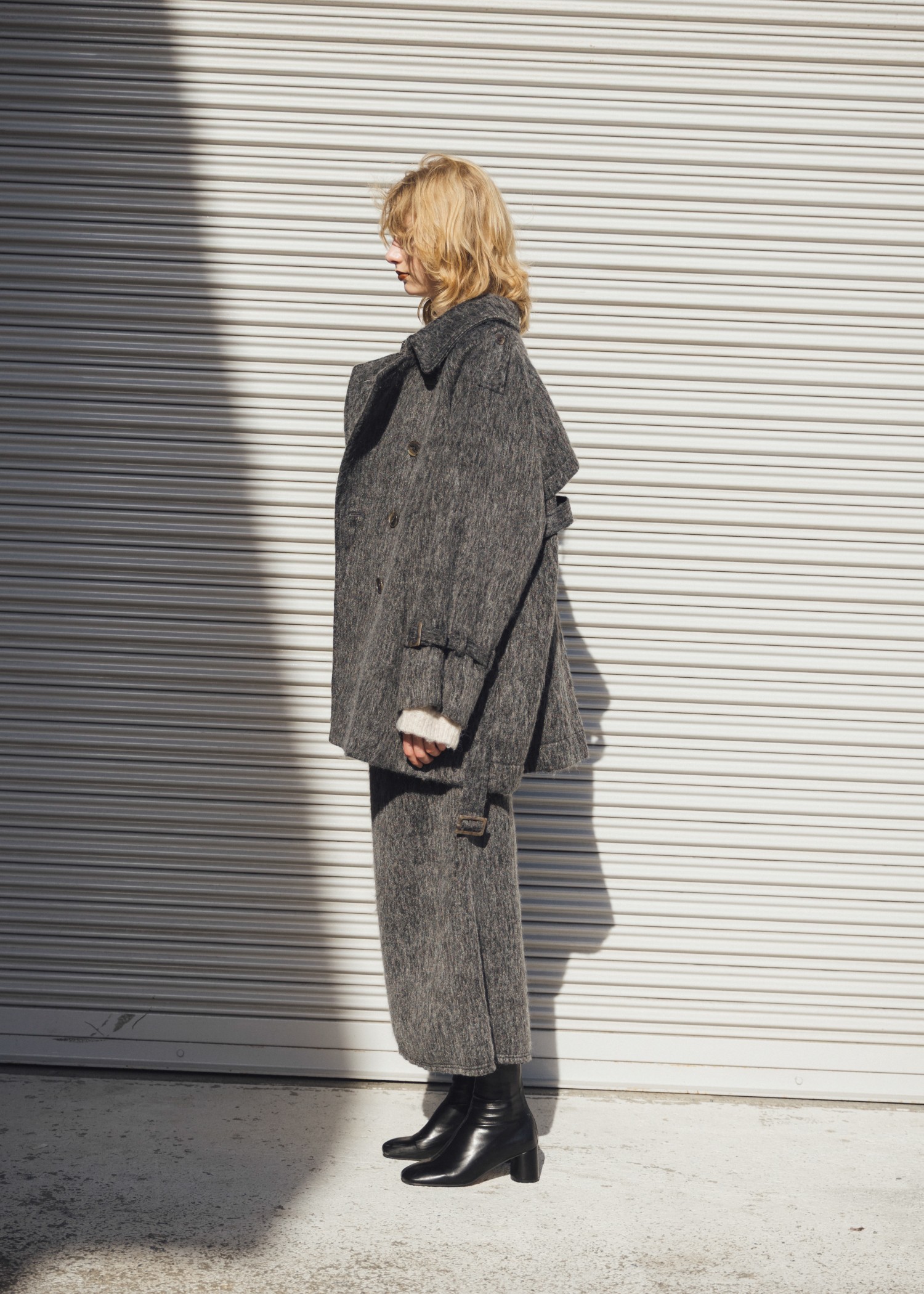 middle shaggy volume sleeve trench coat