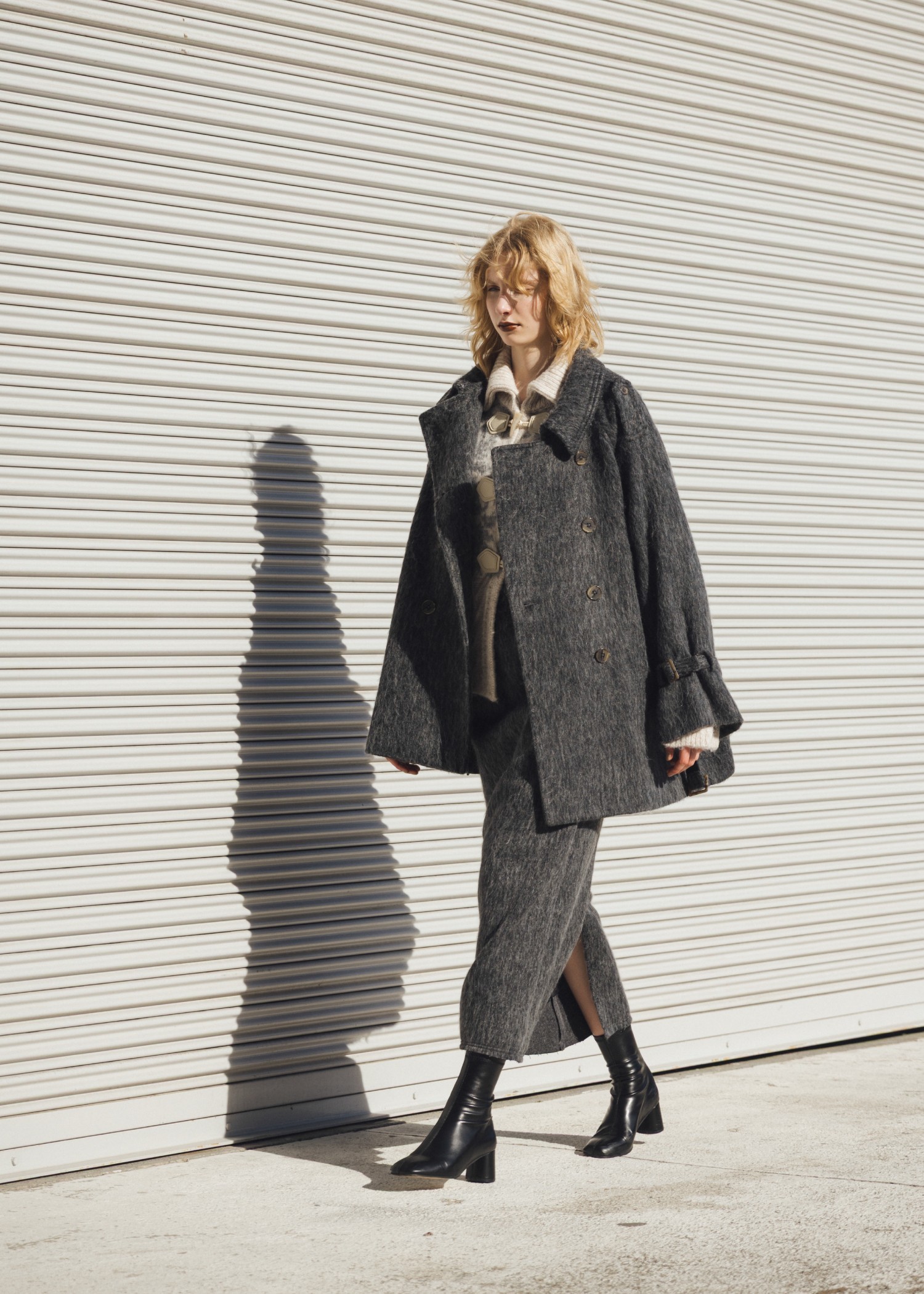 middle shaggy volume sleeve trench coat