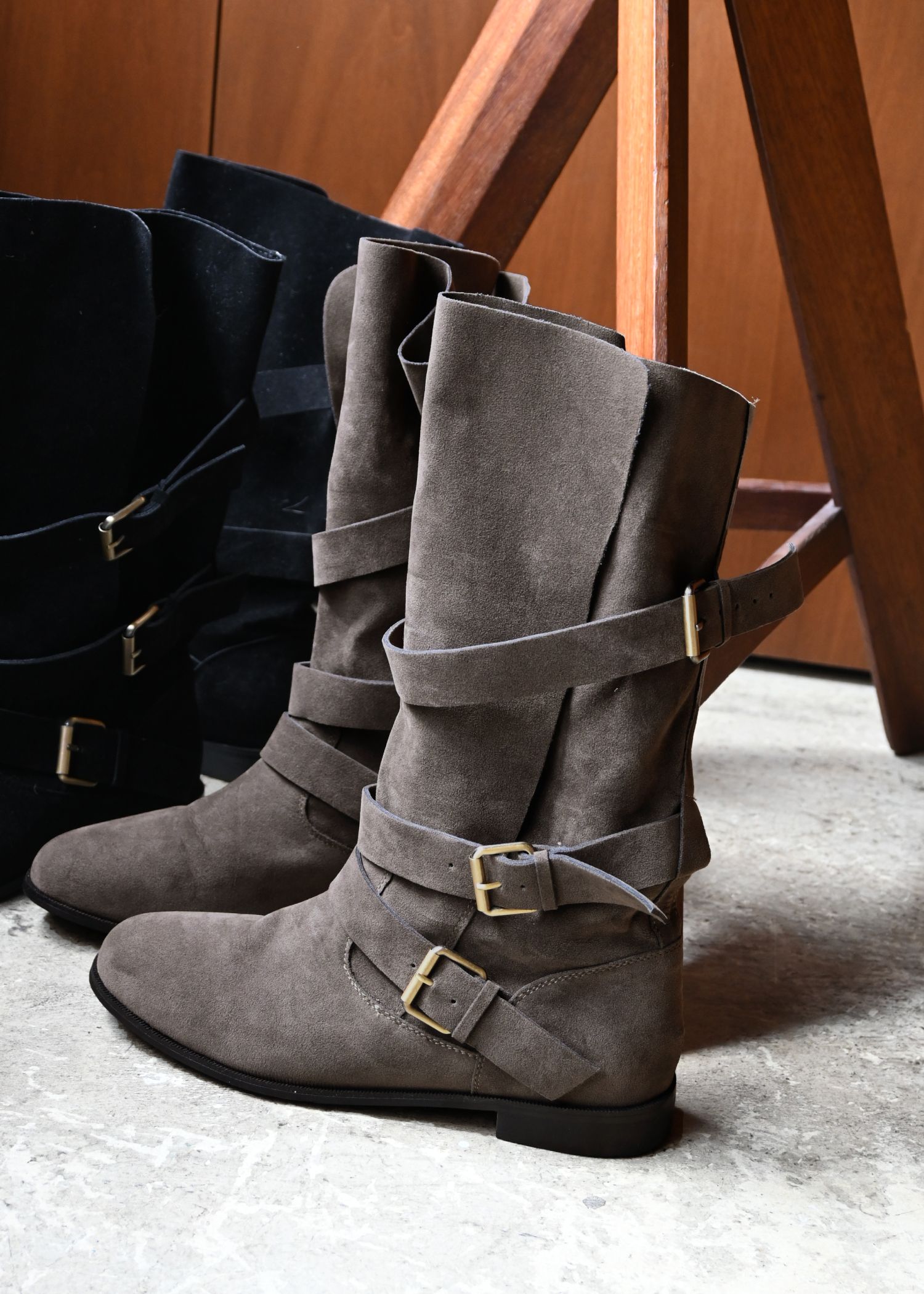 suede like side belt boots