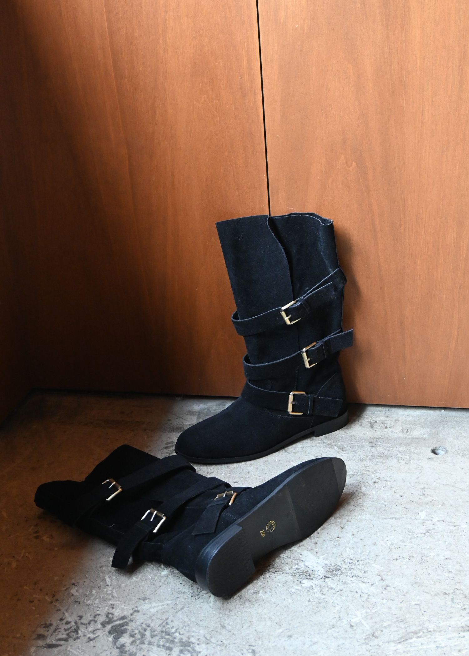 suede like side belt boots
