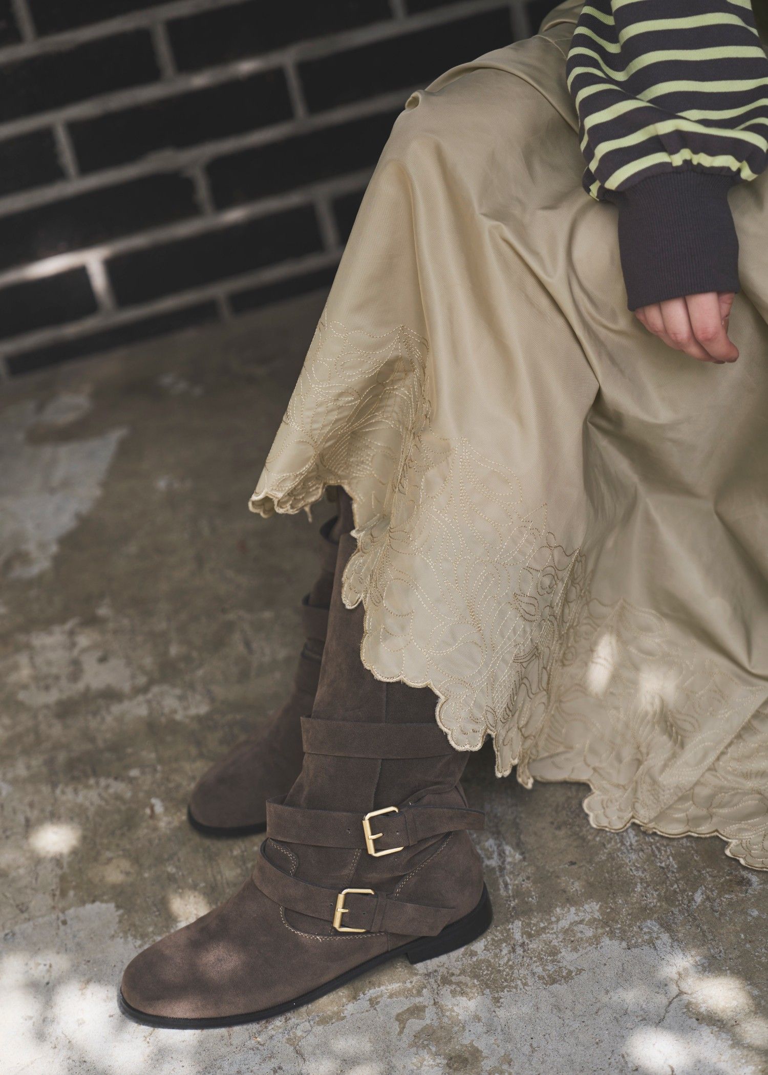 suede like side belt boots