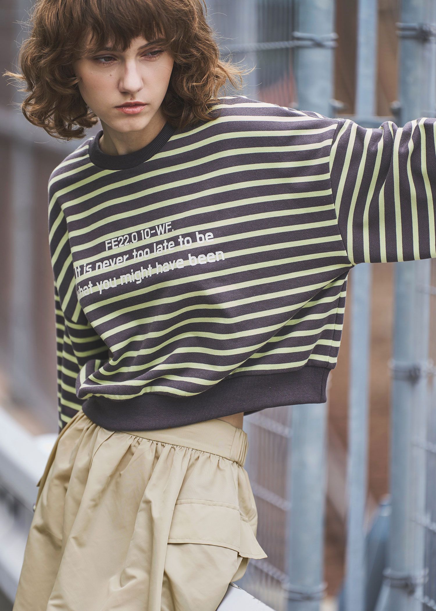 border logo print cropped sweat tops
