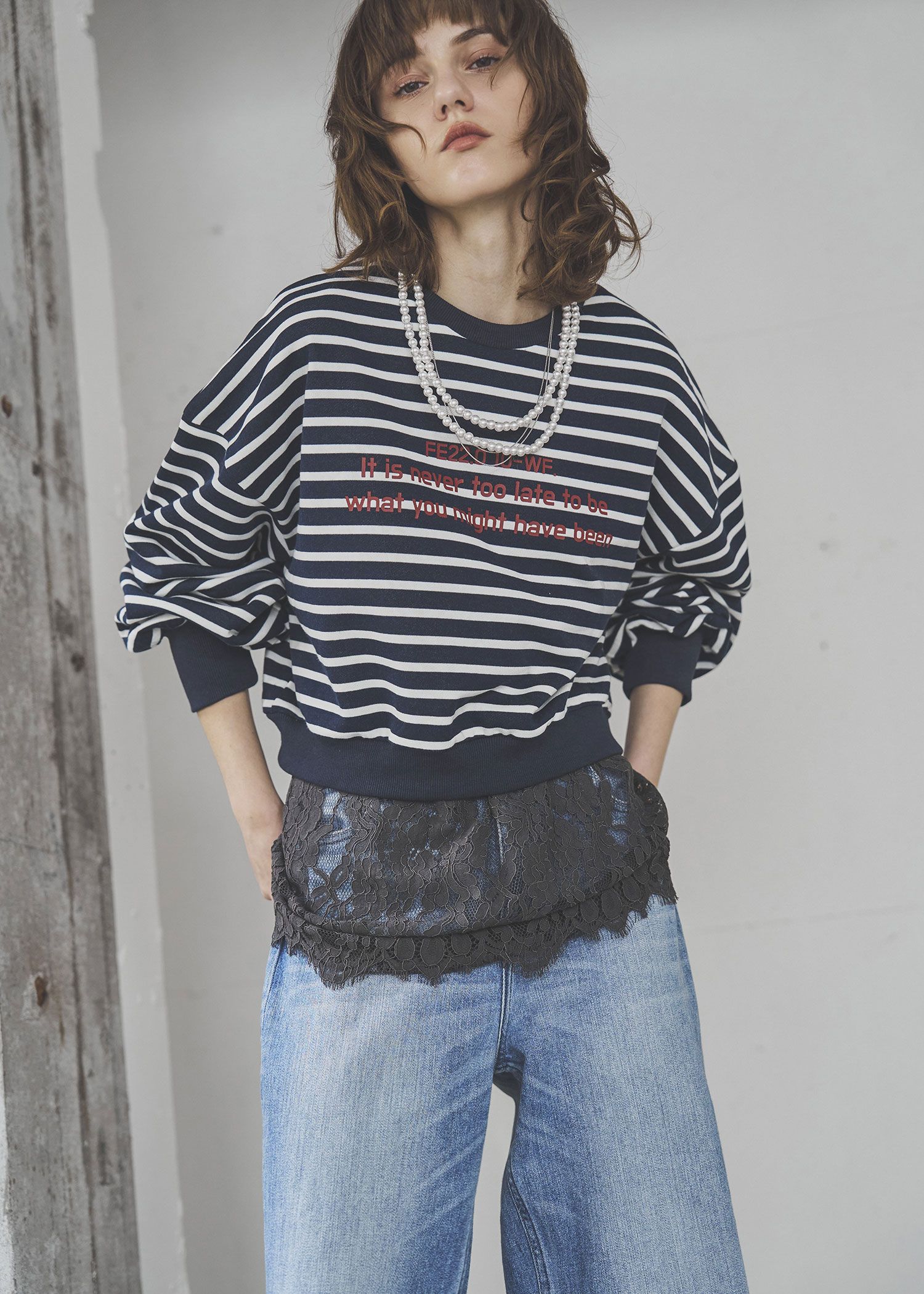 border logo print cropped sweat tops