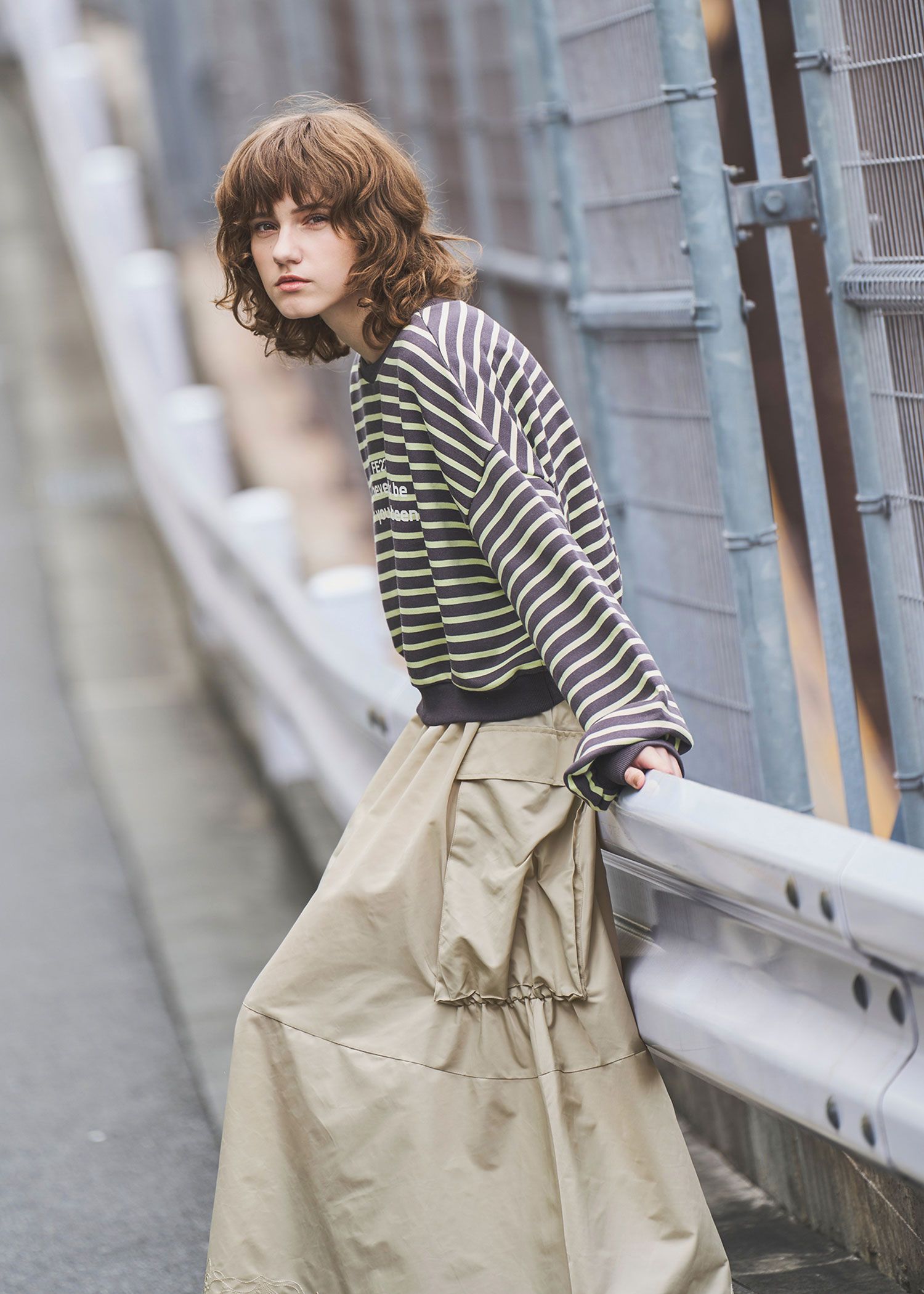 border logo print cropped sweat tops