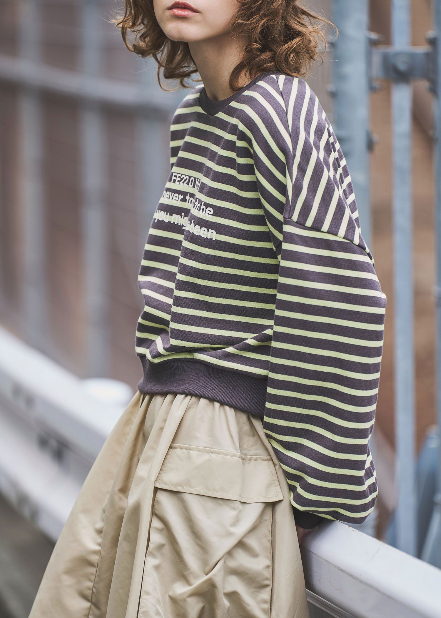 border logo print cropped sweat tops