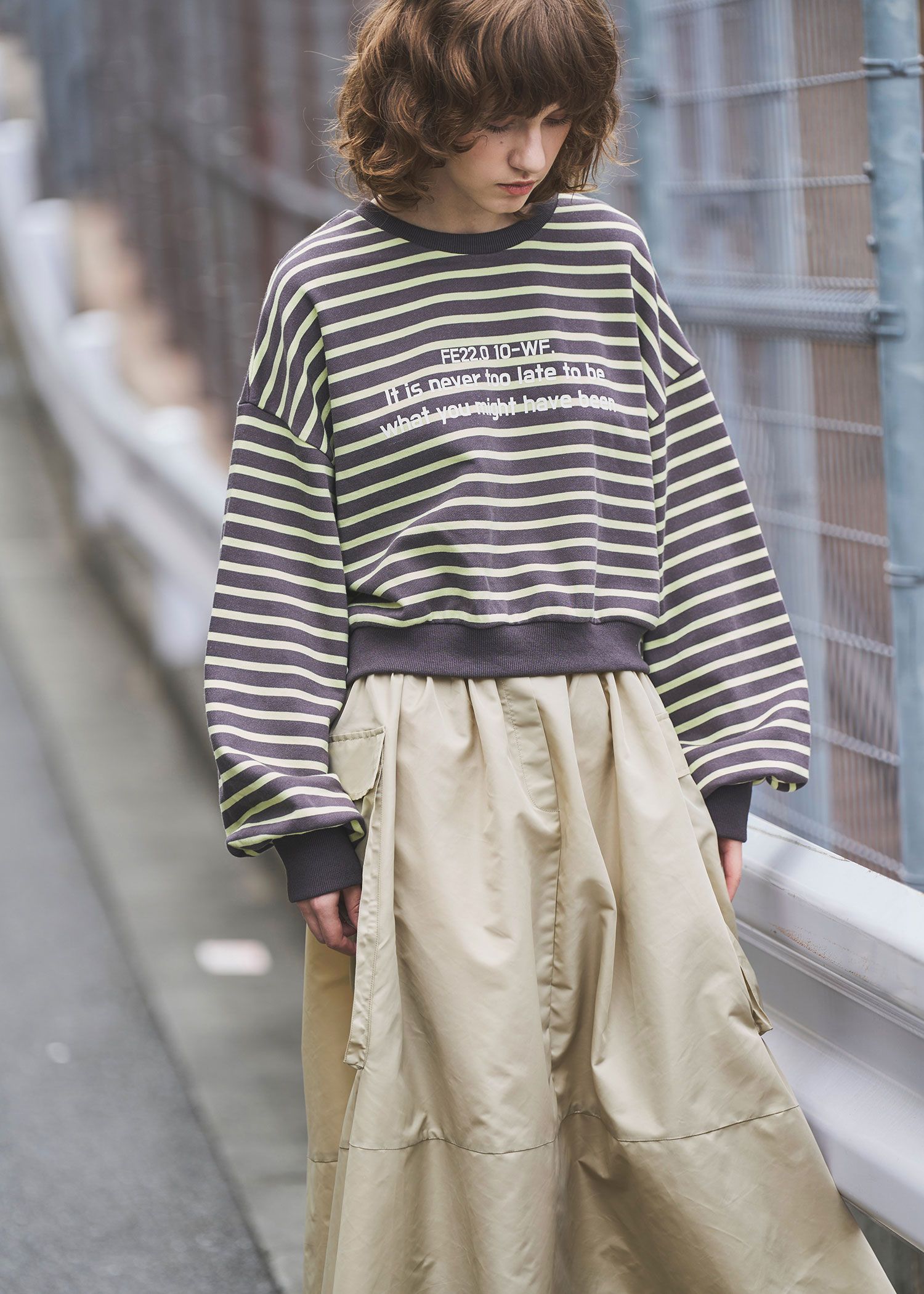 border logo print cropped sweat tops