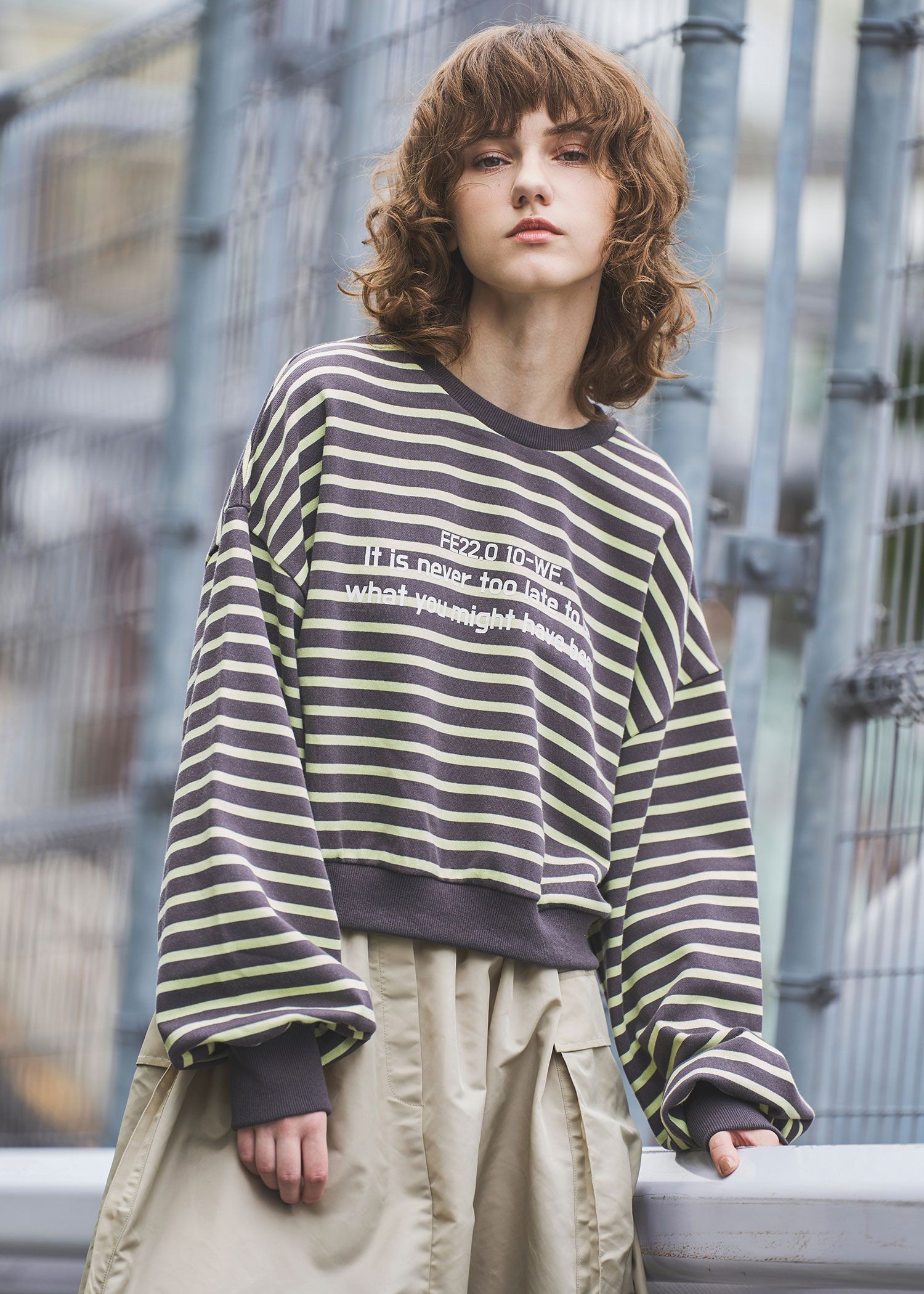 border logo print cropped sweat tops