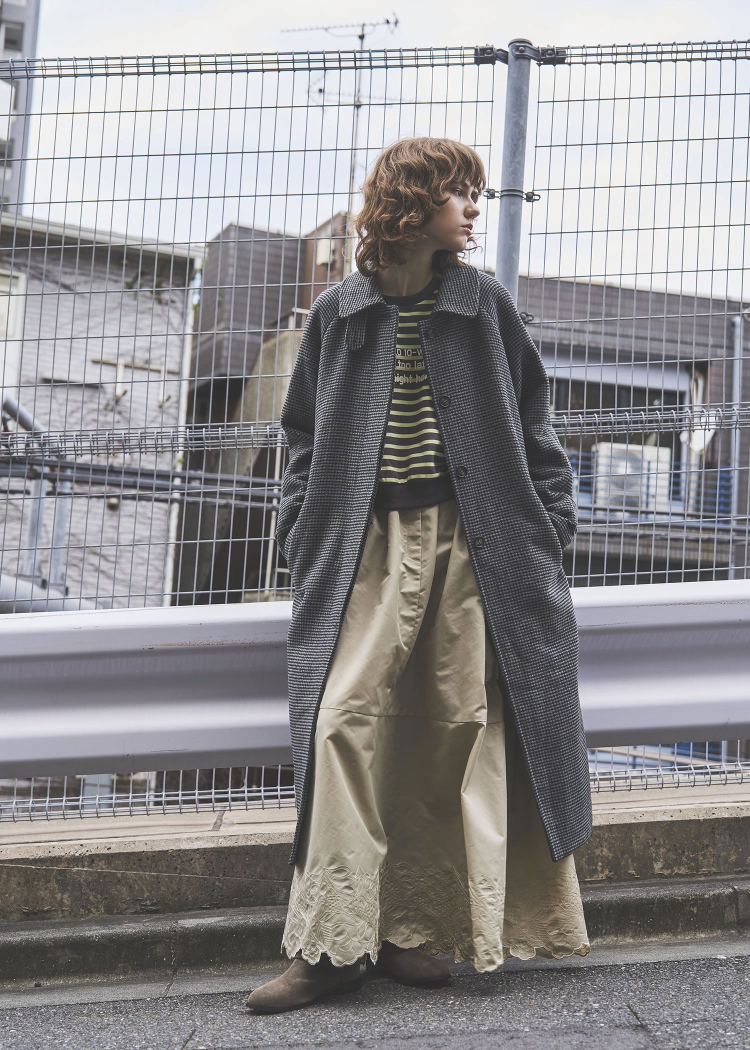 border logo print cropped sweat tops