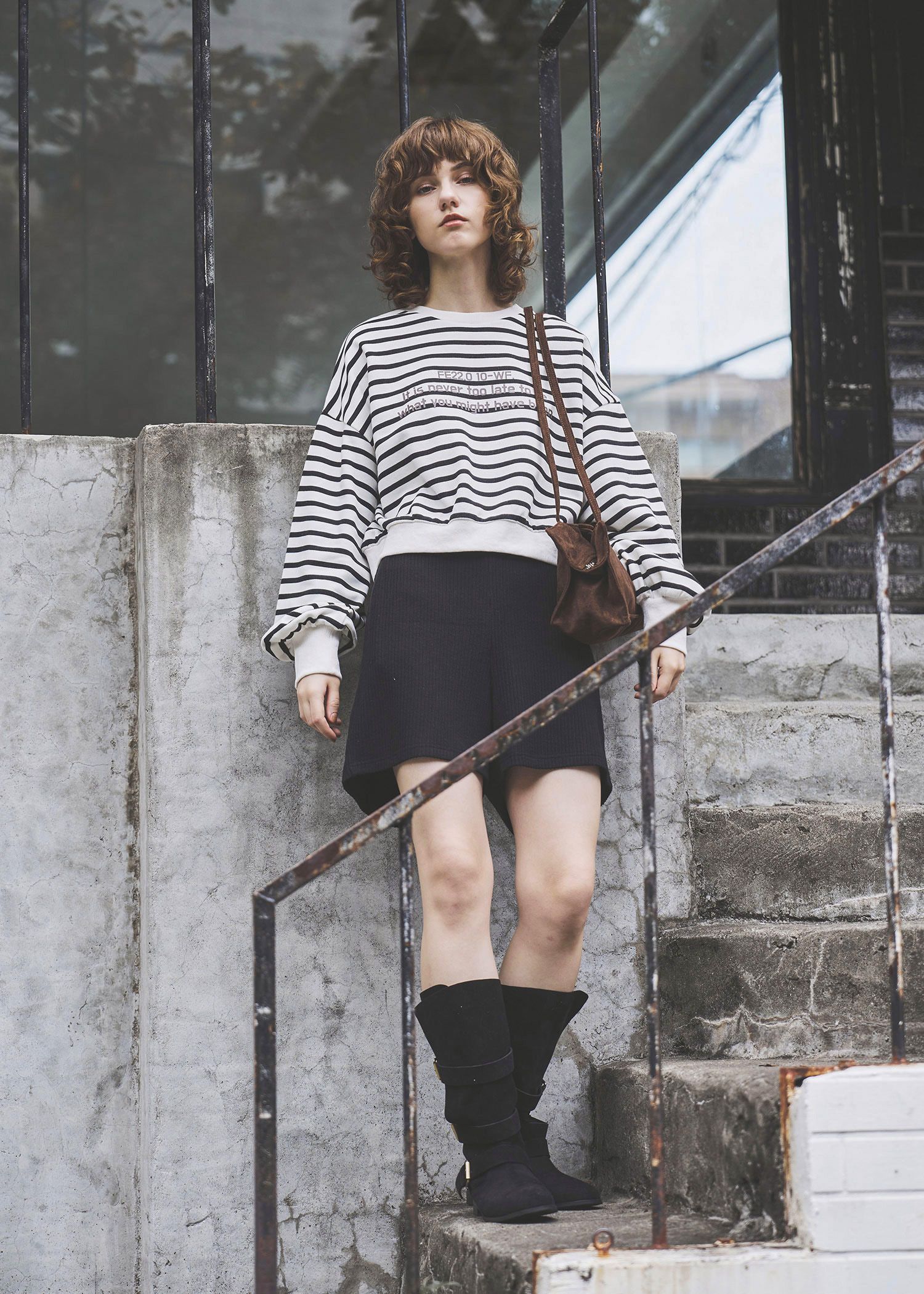 border logo print cropped sweat tops