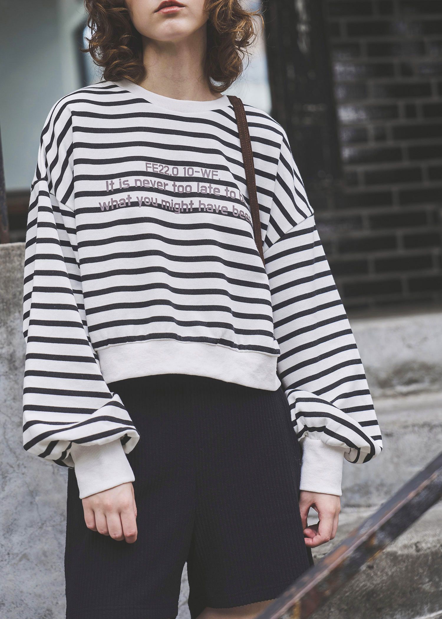 border logo print cropped sweat tops