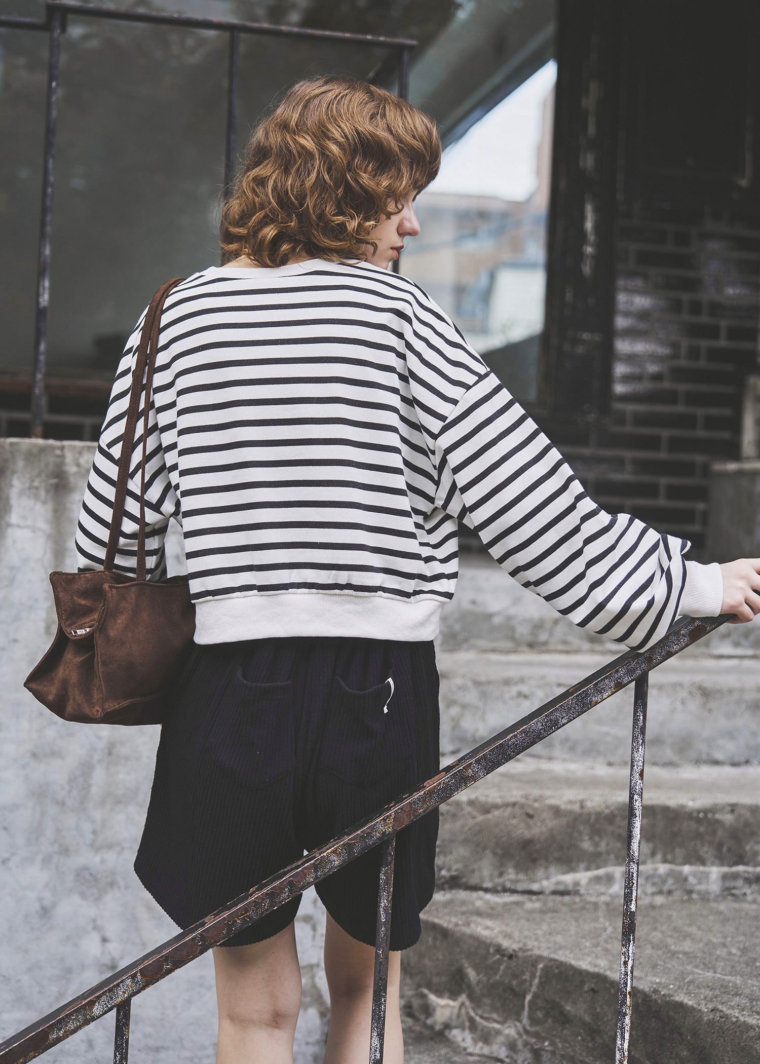 border logo print cropped sweat tops