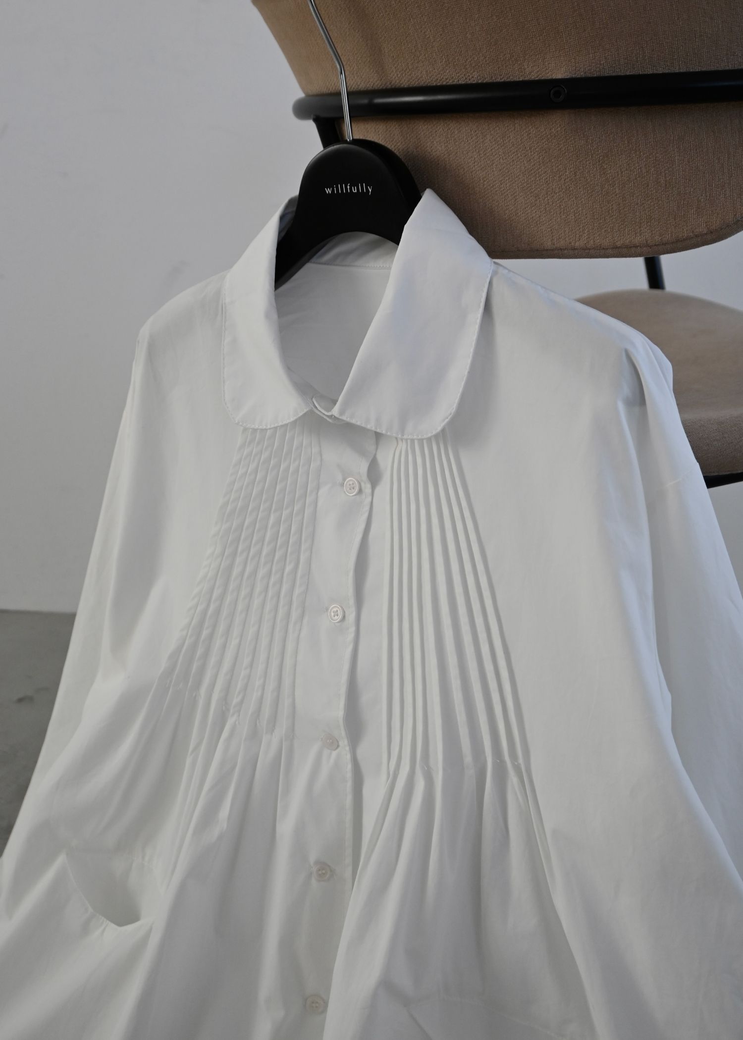 radial pintuck pocket round collar shirt BL