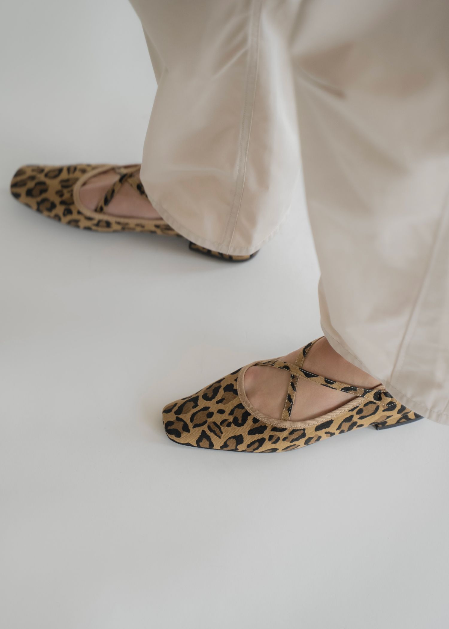 leopard crisscross strap flat shoes