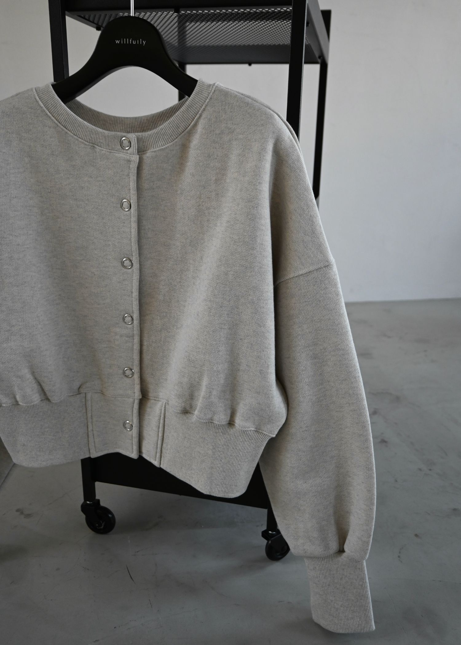 ring button short cropped sweat