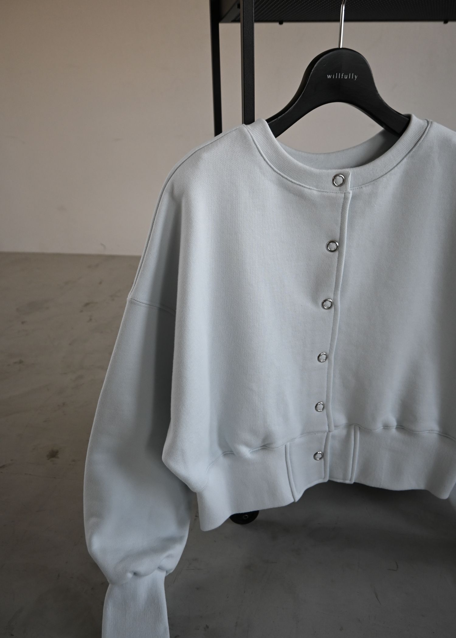 ring button short cropped sweat